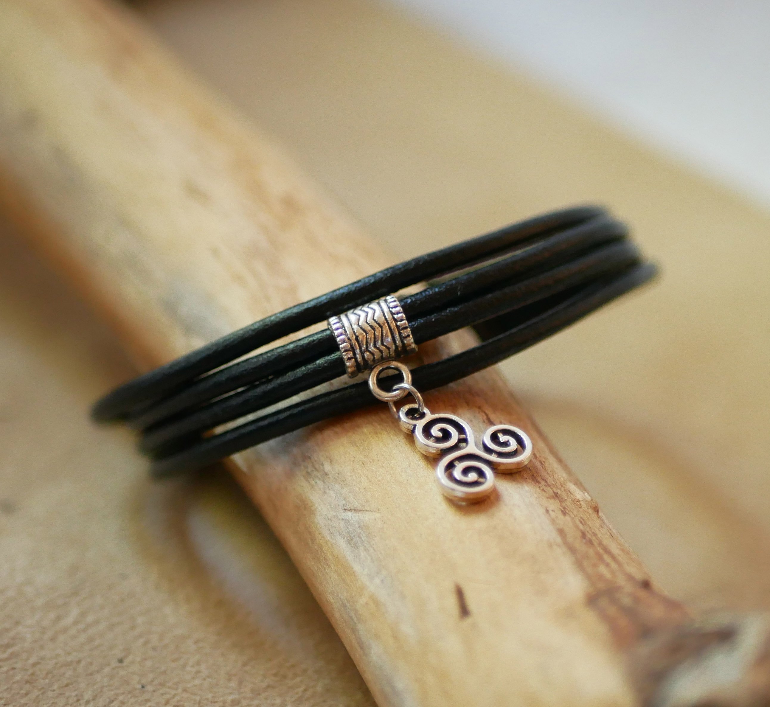 Pulseira de couro preto com pingente de prata à sua escolha