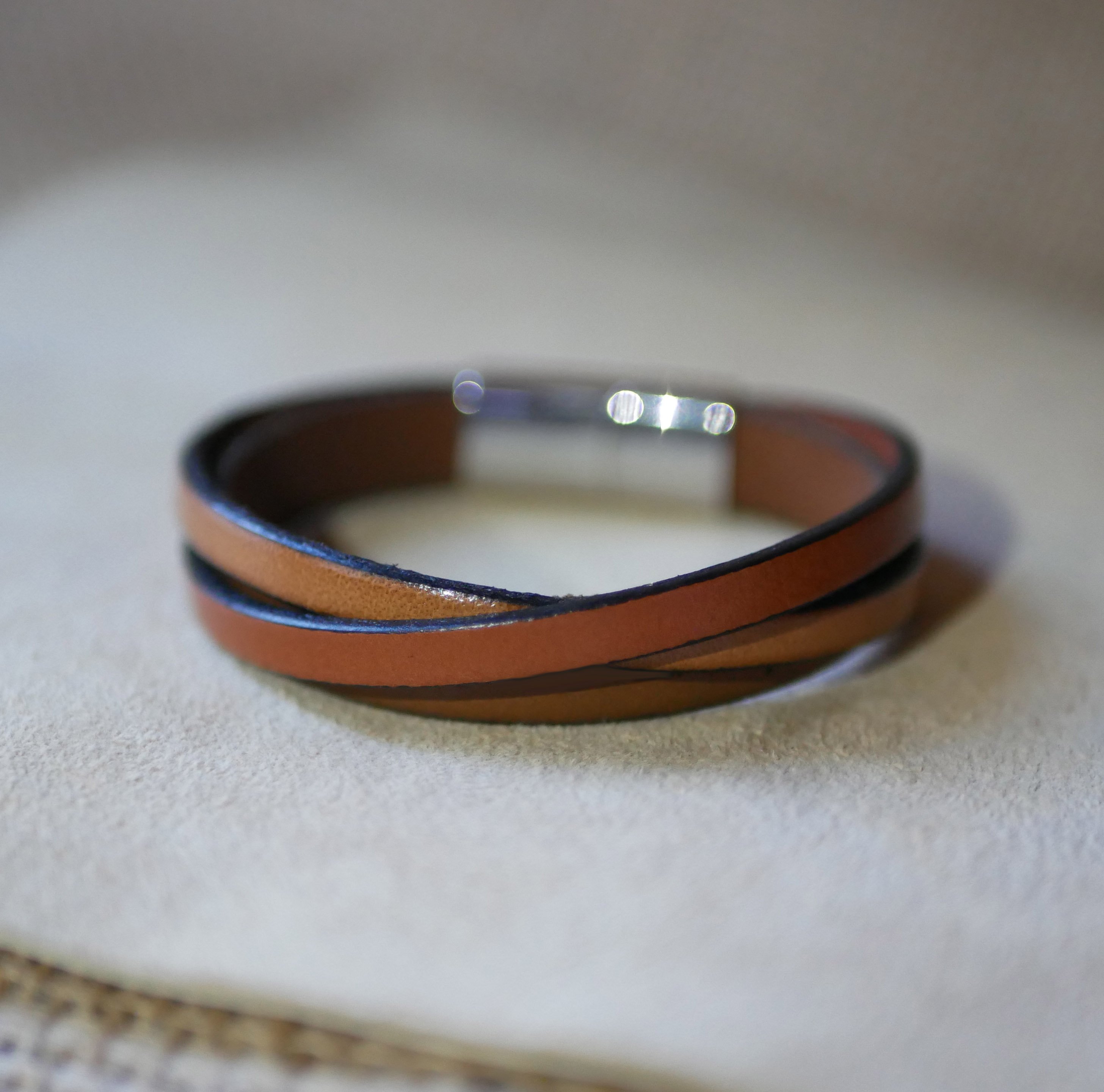 Pulseira de punho em pele bicolor cruzada com mensagem gravada para homem