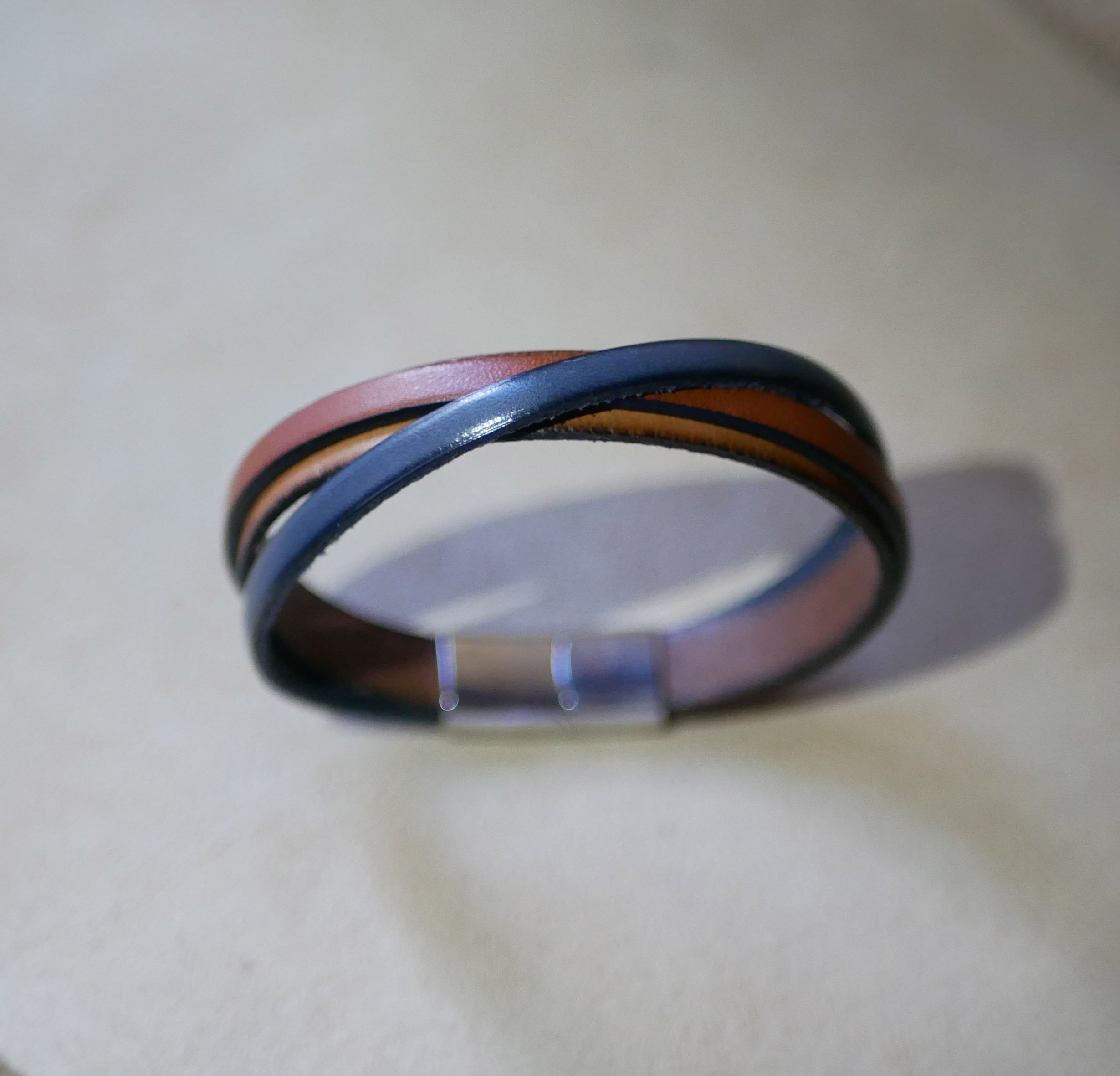 Pulseira de punho em pele bicolor cruzada com mensagem gravada para homem