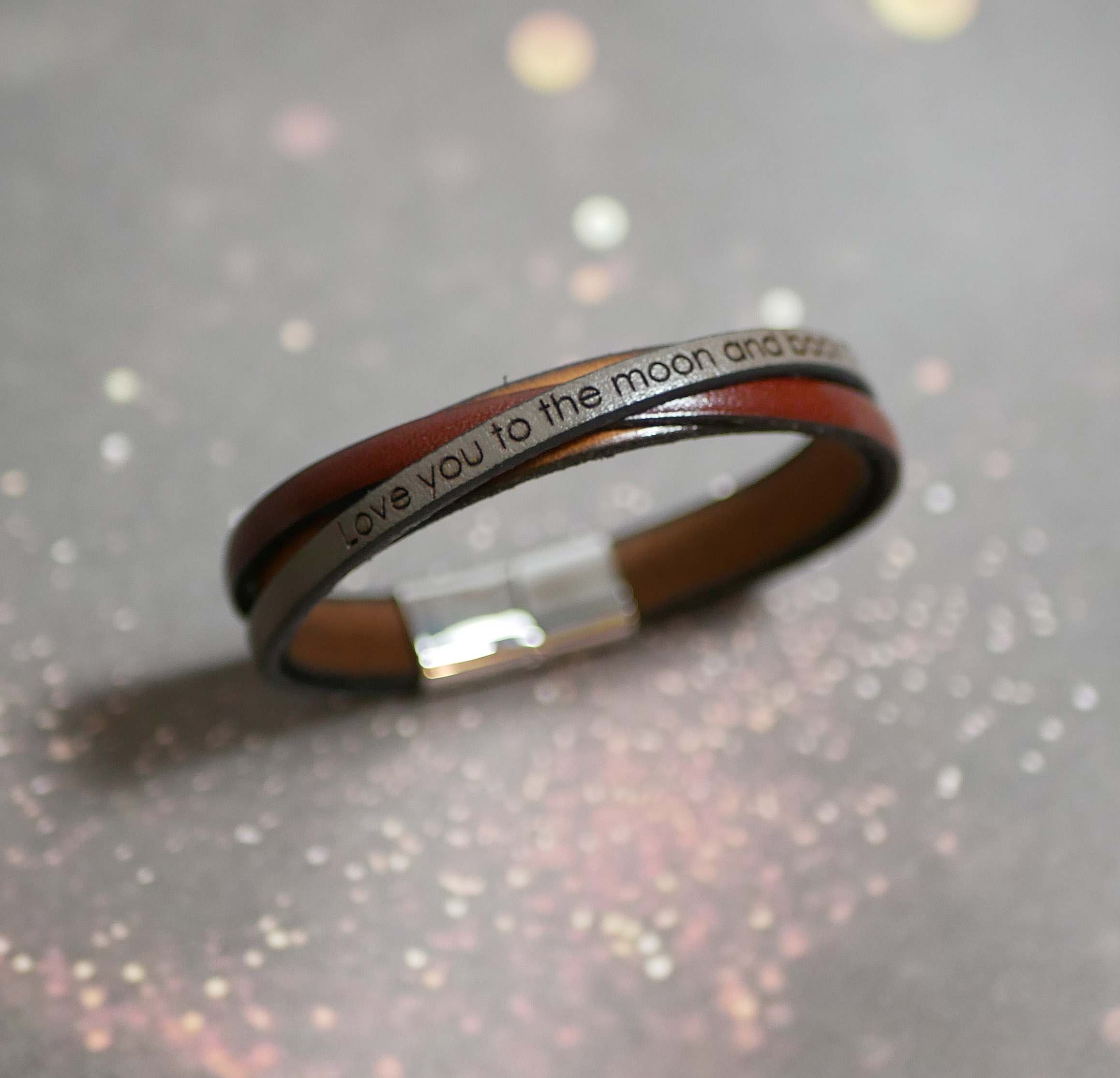 Pulseira de punho em pele bicolor cruzada com mensagem gravada para homem