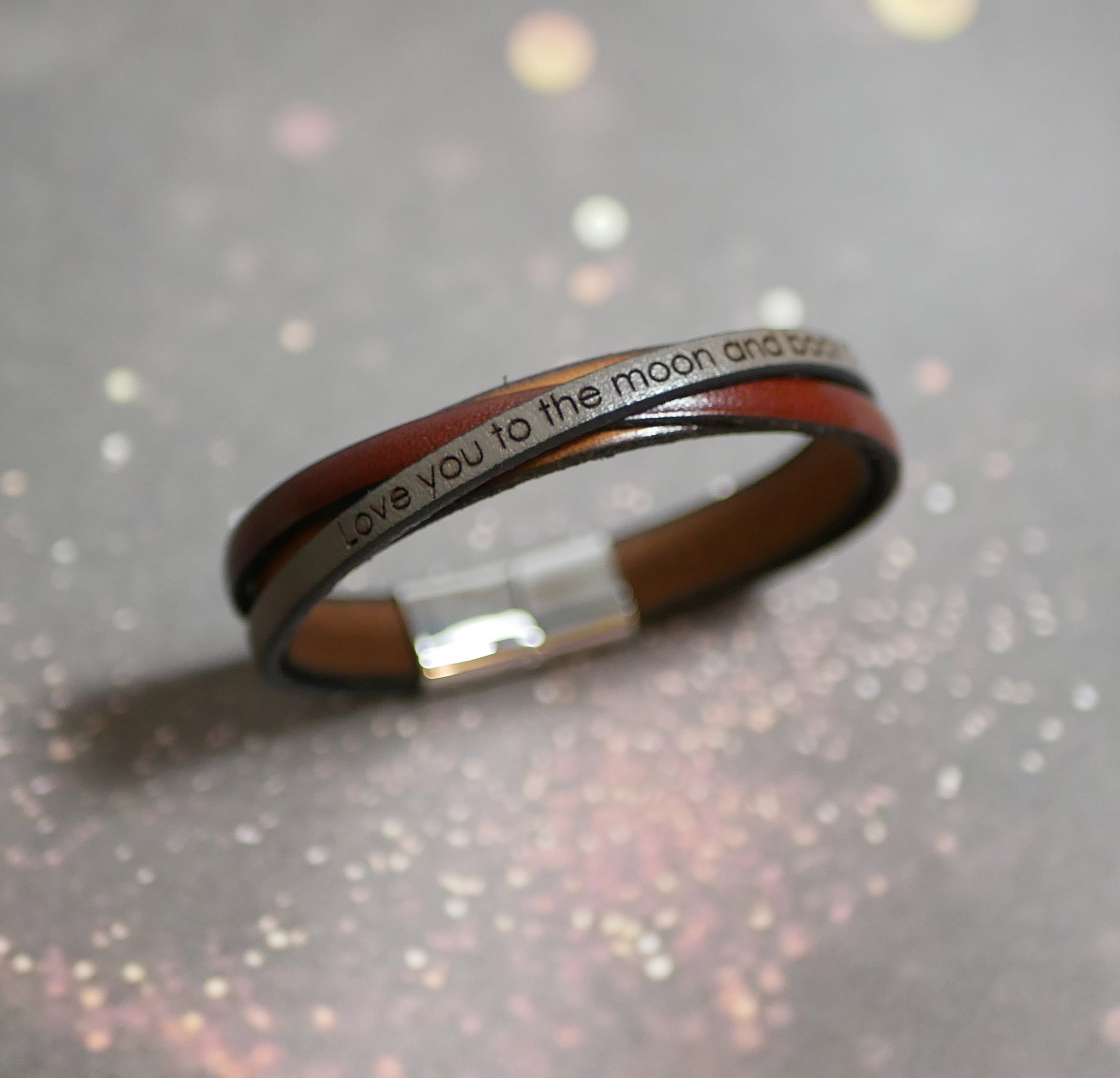 Pulseira de punho em pele bicolor cruzada com mensagem gravada para homem