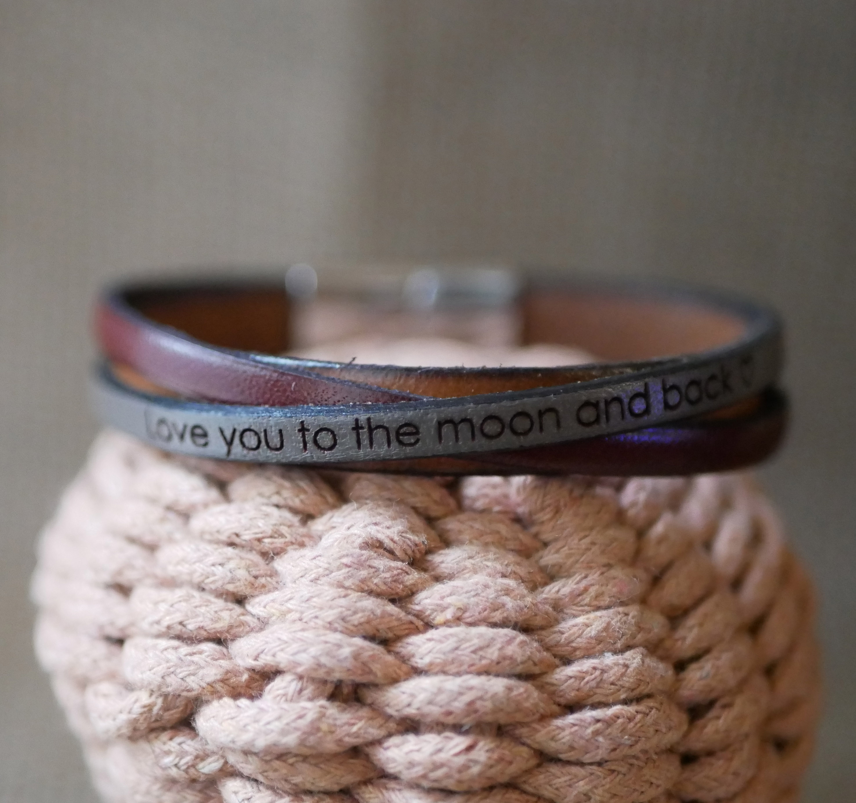 Pulseira de punho em pele bicolor cruzada com mensagem gravada para homem
