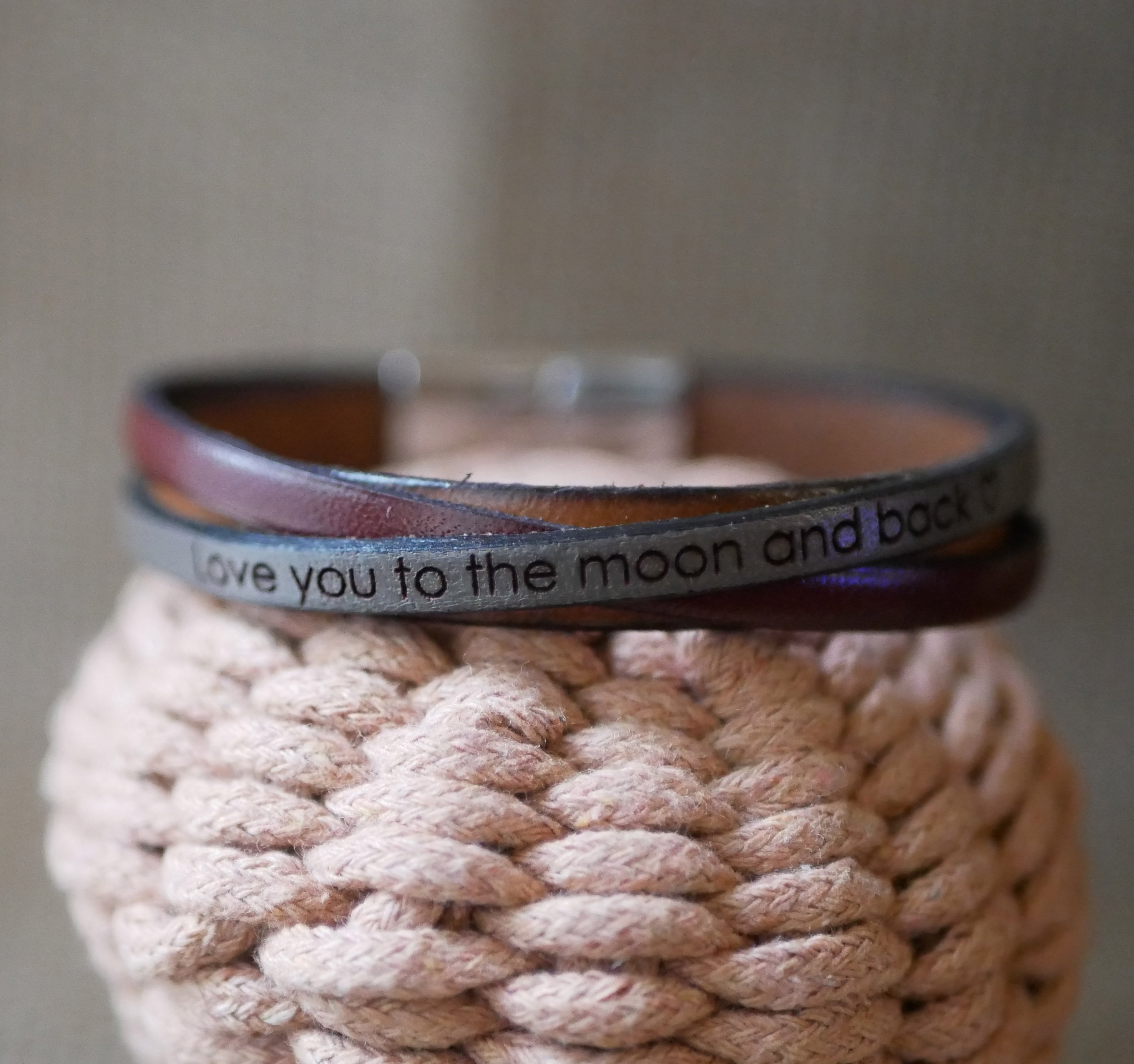 Pulseira de punho em pele bicolor cruzada com mensagem gravada para homem