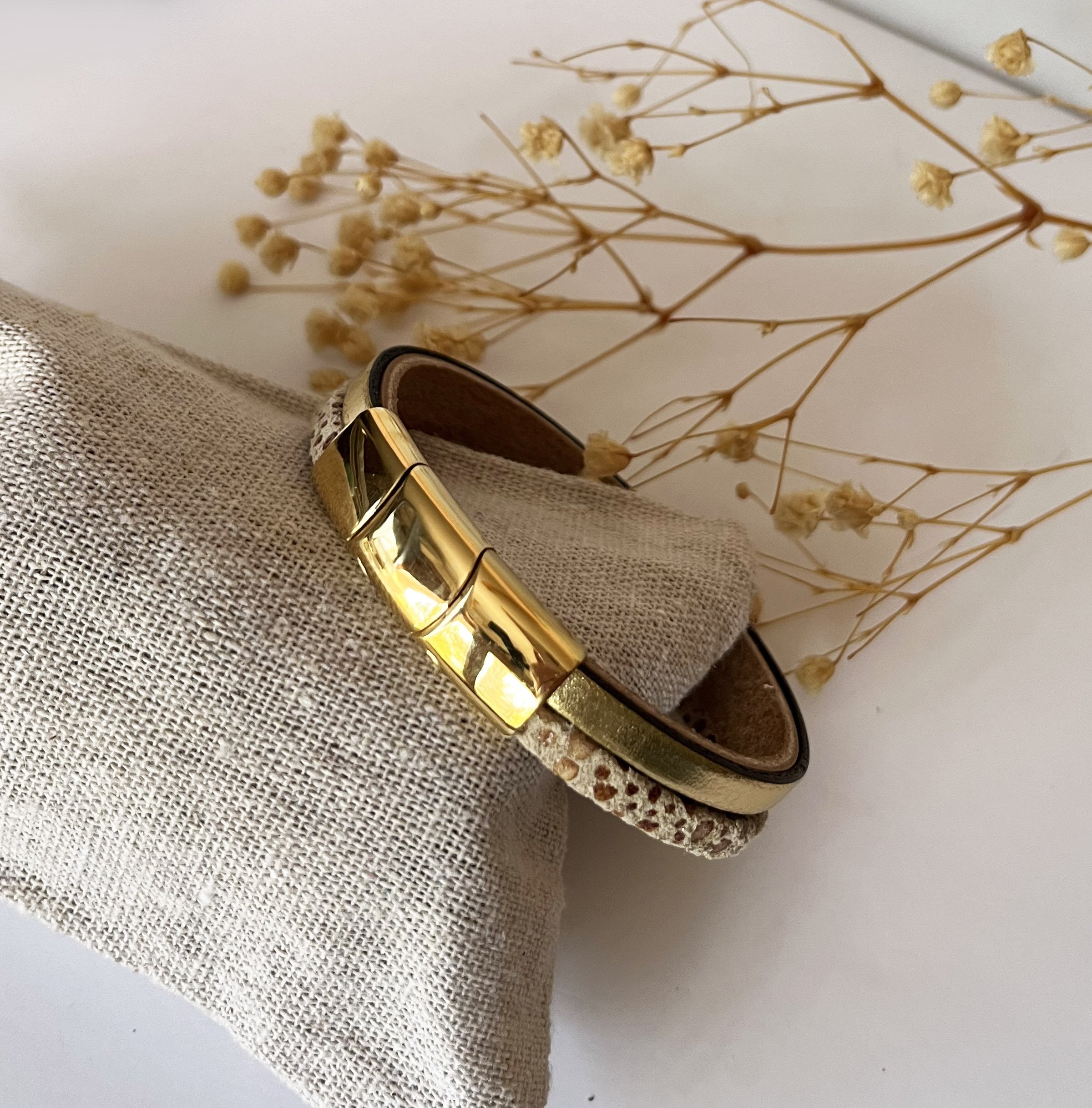 Bracelet manchette femme aux 3 cuirs beige et doré fermoir à extension