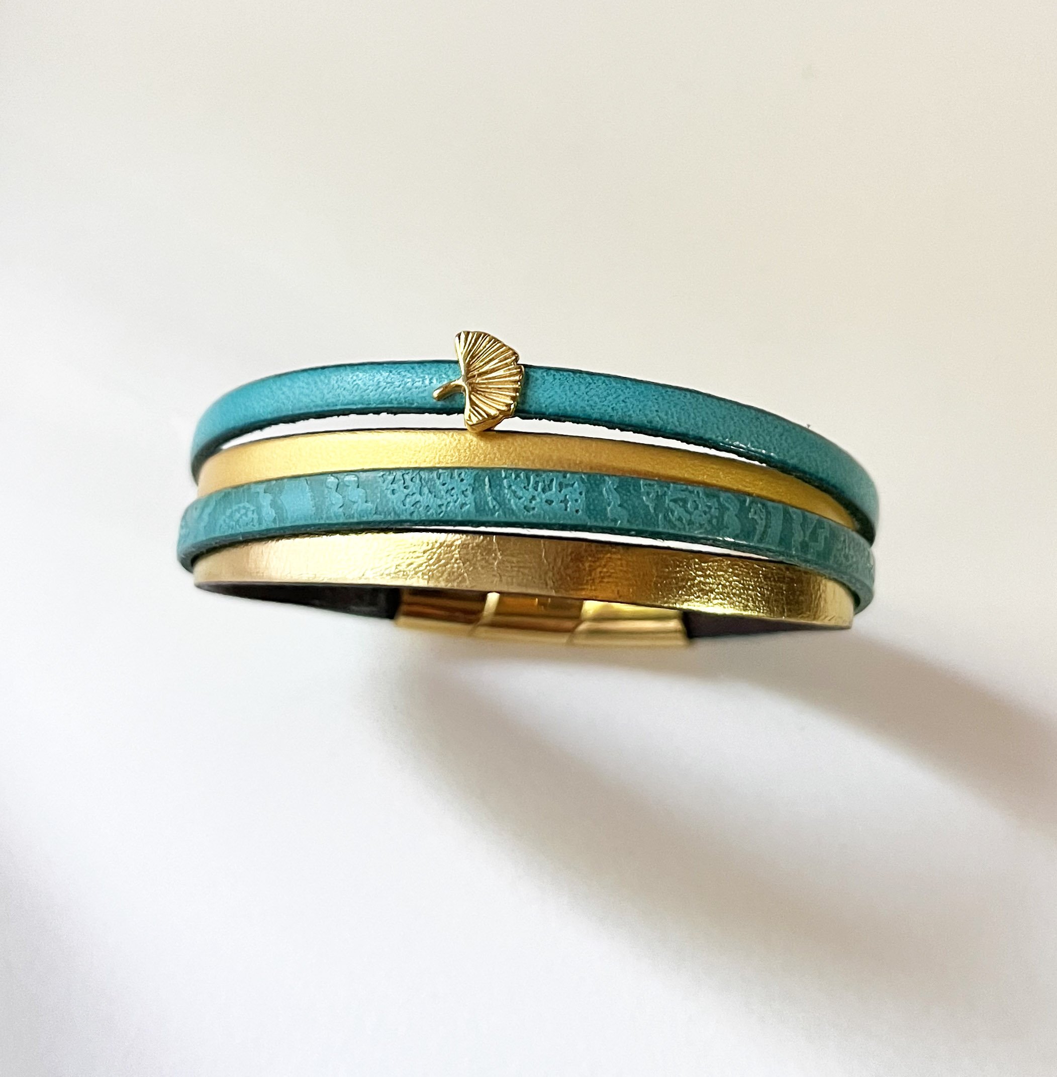 Bracelet manchette femme aux 4 cuirs turquoises et dor&eacute;s au fermoir &agrave; extension
