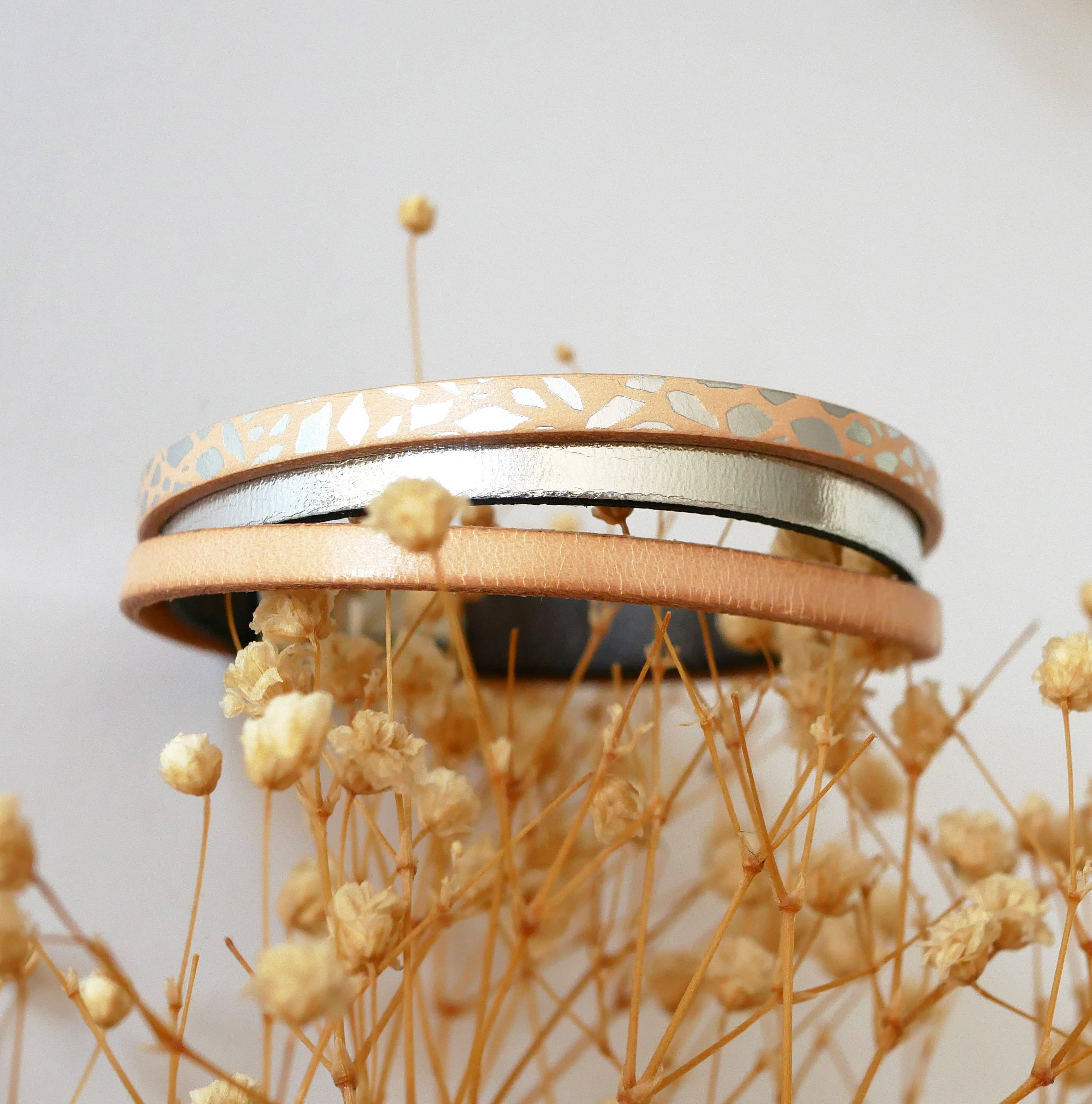 Pulseira de punho para mulher em pele natural e prateada 