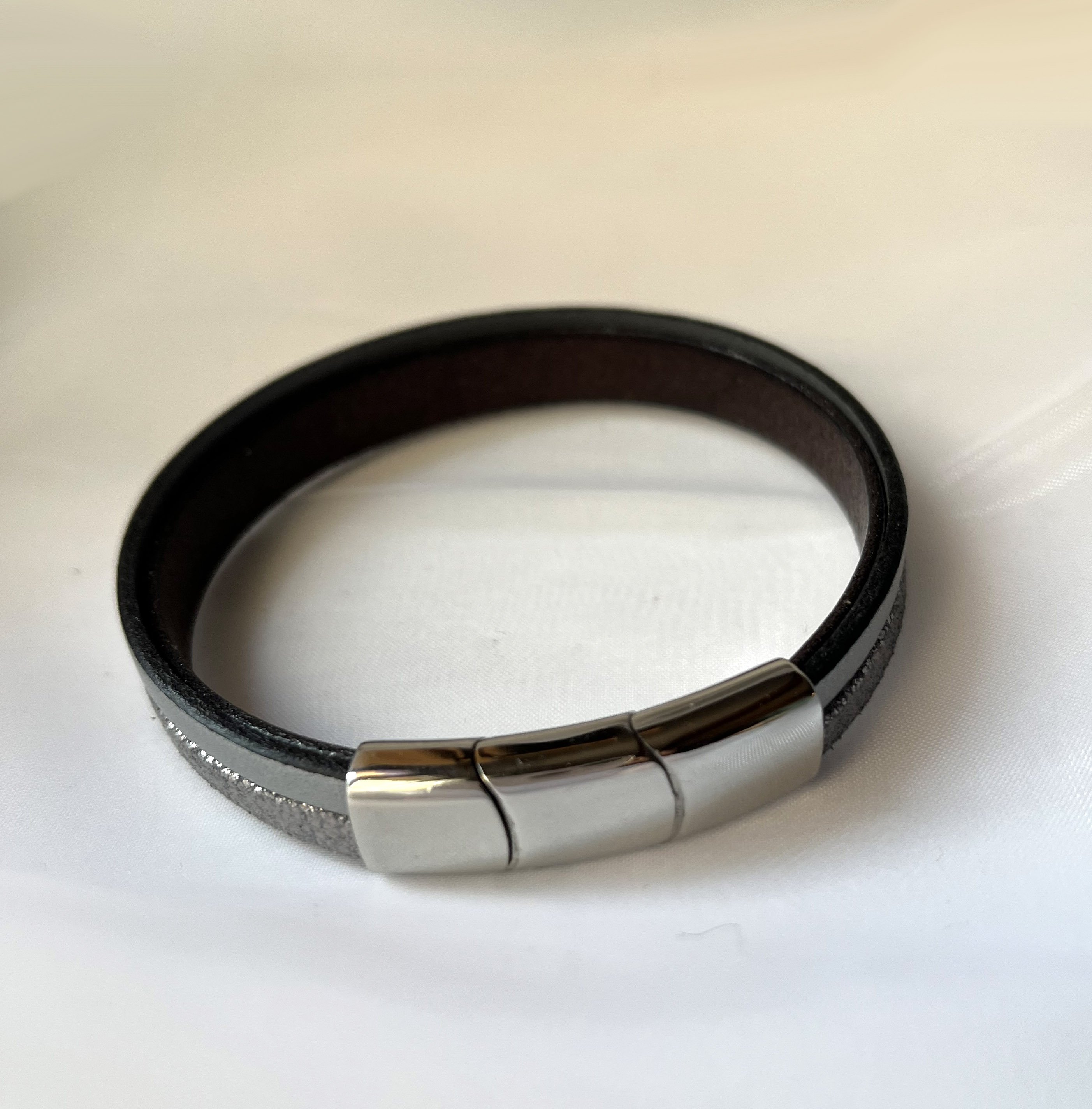 Bracelet manchette femme aux 3 cuirs argent&eacute; et gris fermoir &agrave; extension