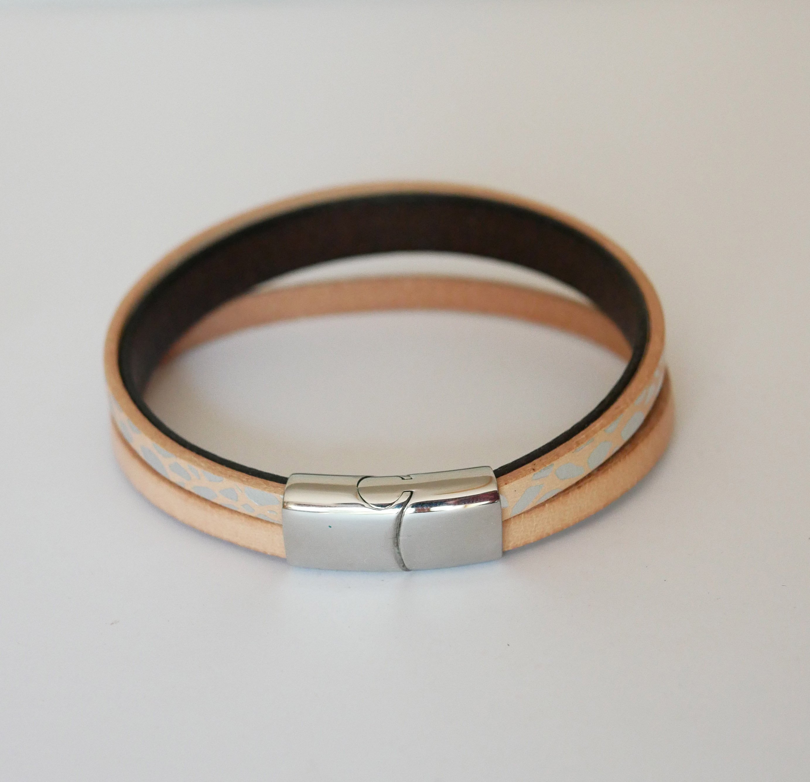 Pulseira de punho para mulher em pele natural e prateada 