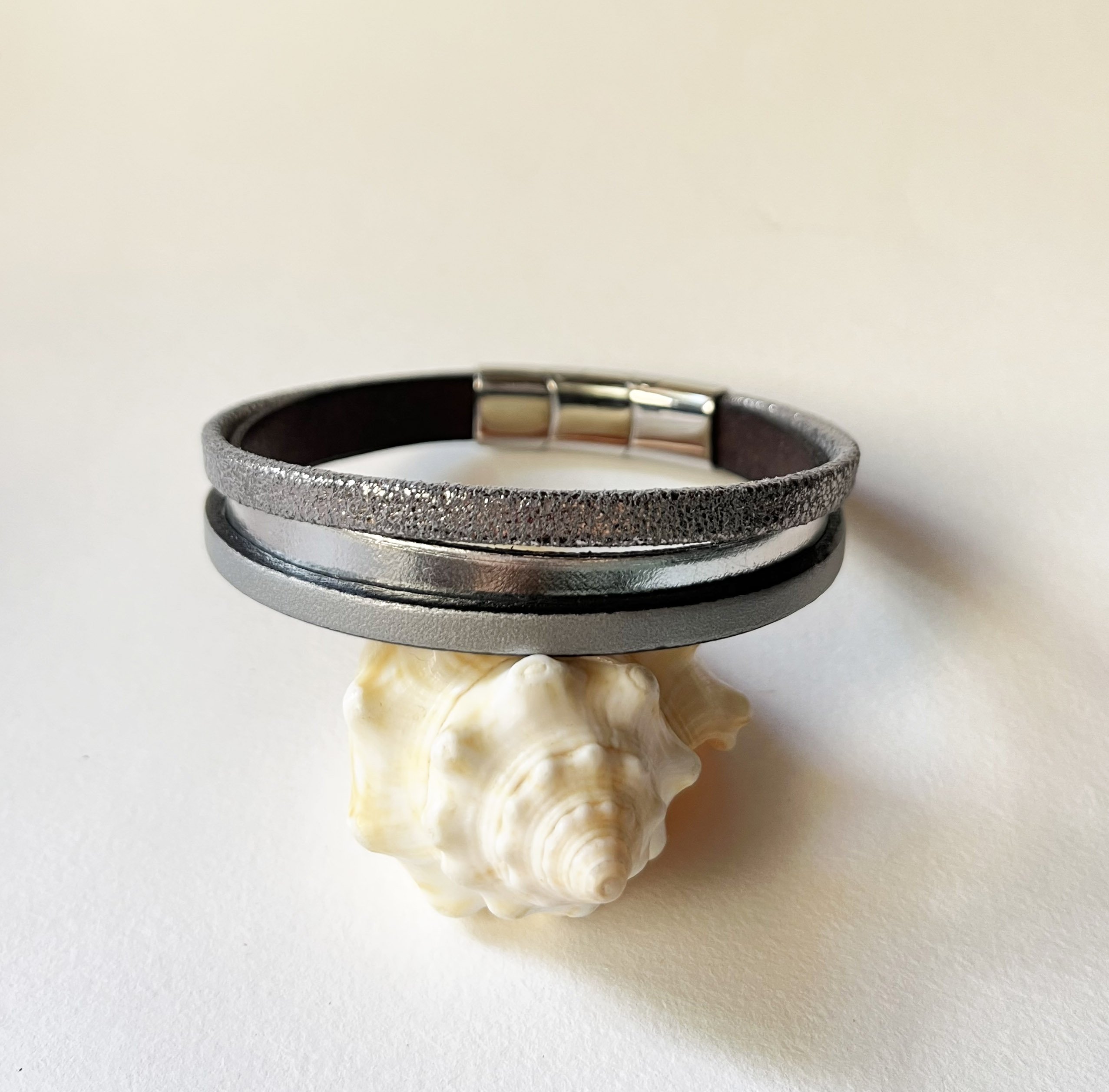 Bracelet manchette femme aux 3 cuirs argenté et gris fermoir à extension