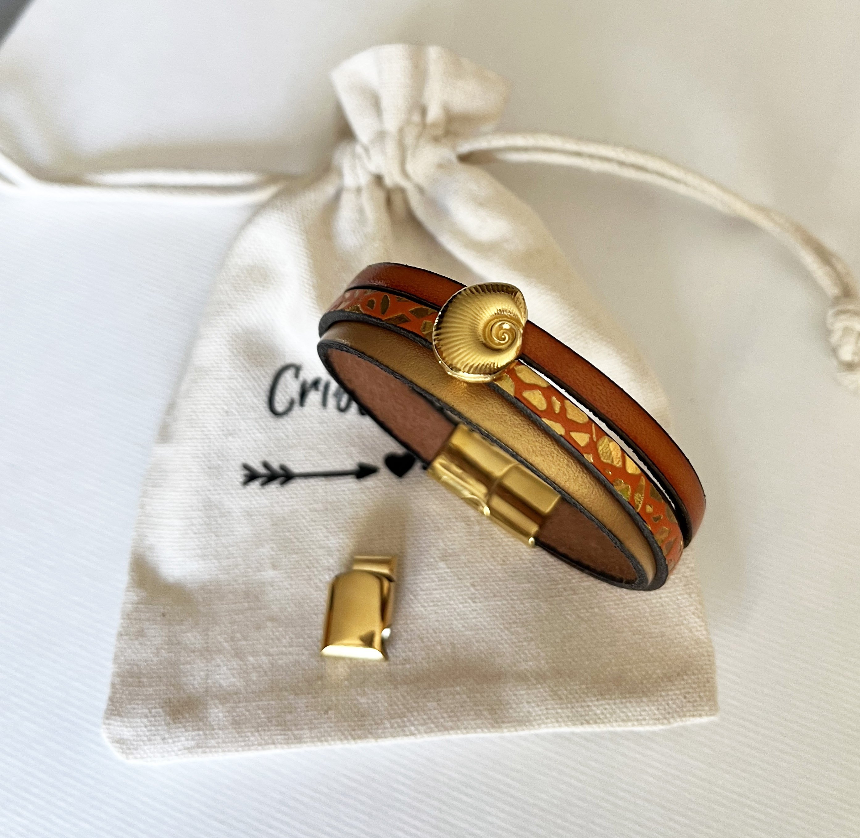 Pulseira de punho em ouro para mulher Concha dourada e laranja