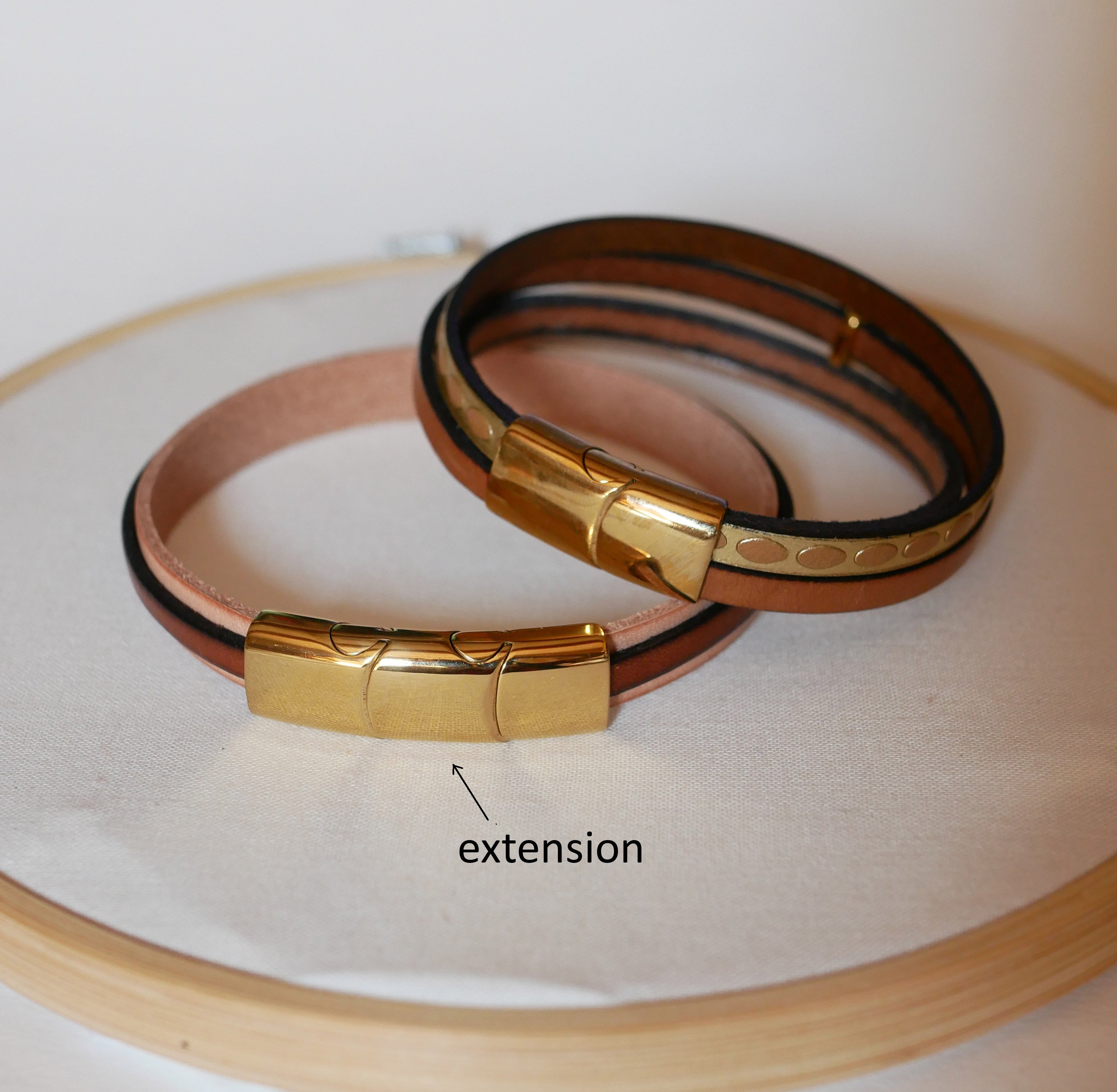 Pulseira de couro com v&aacute;rios elos e la&ccedil;o dourado com raios de sol