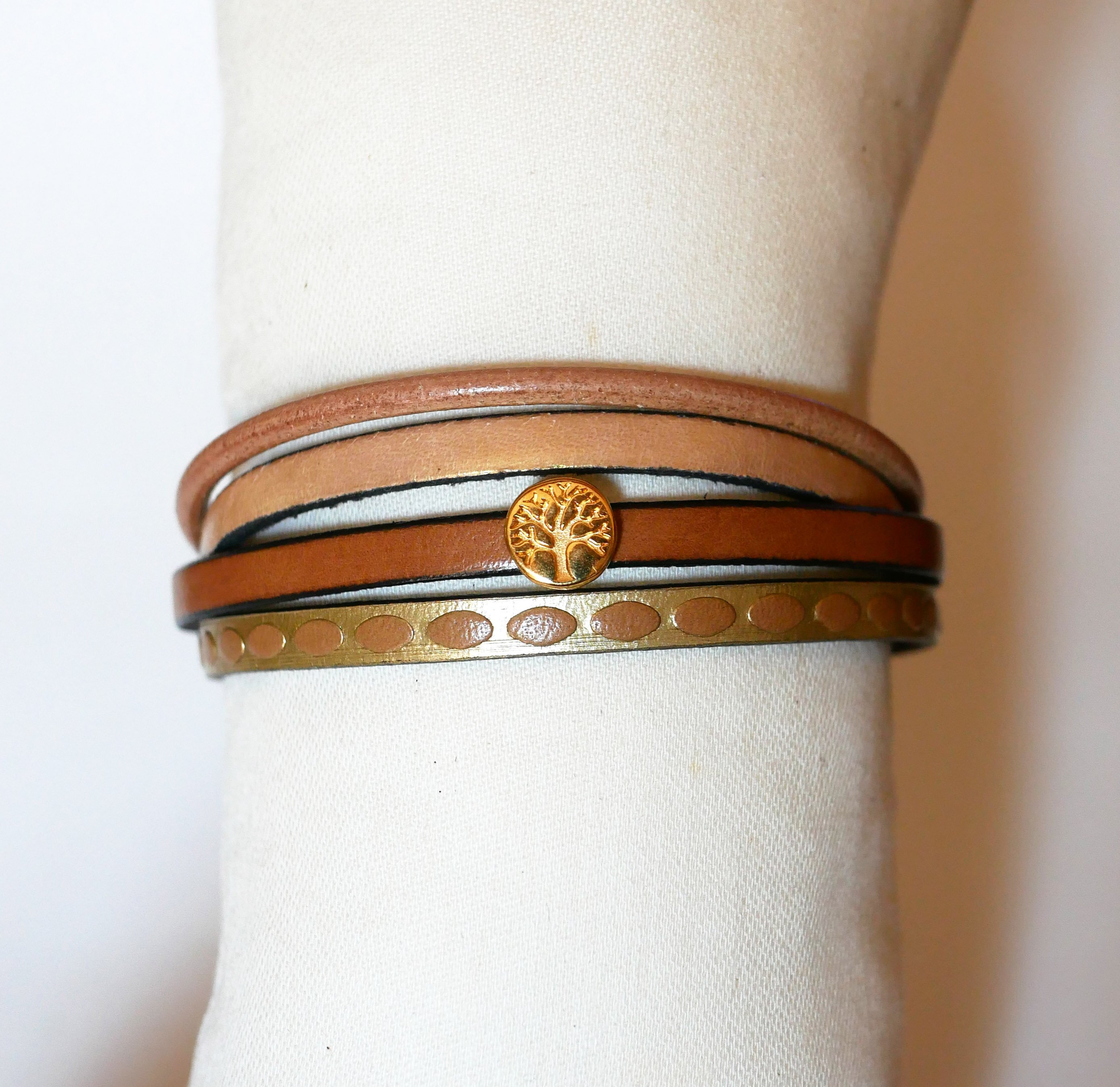 Pulseira de punho em ouro para mulher com mini cabochão da árvore da vida