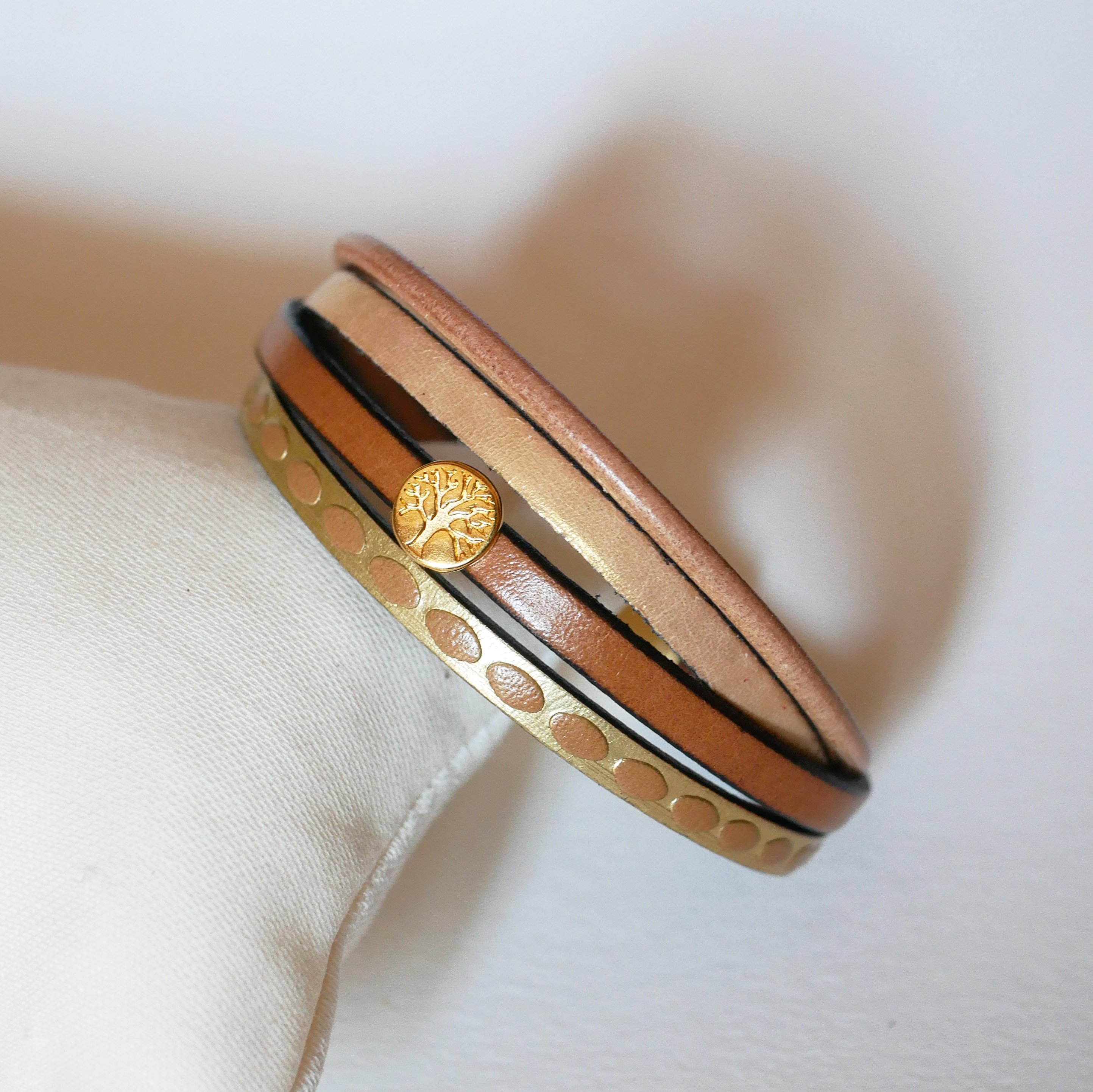 Pulseira de punho em ouro para mulher com mini caboch&atilde;o da &aacute;rvore da vida