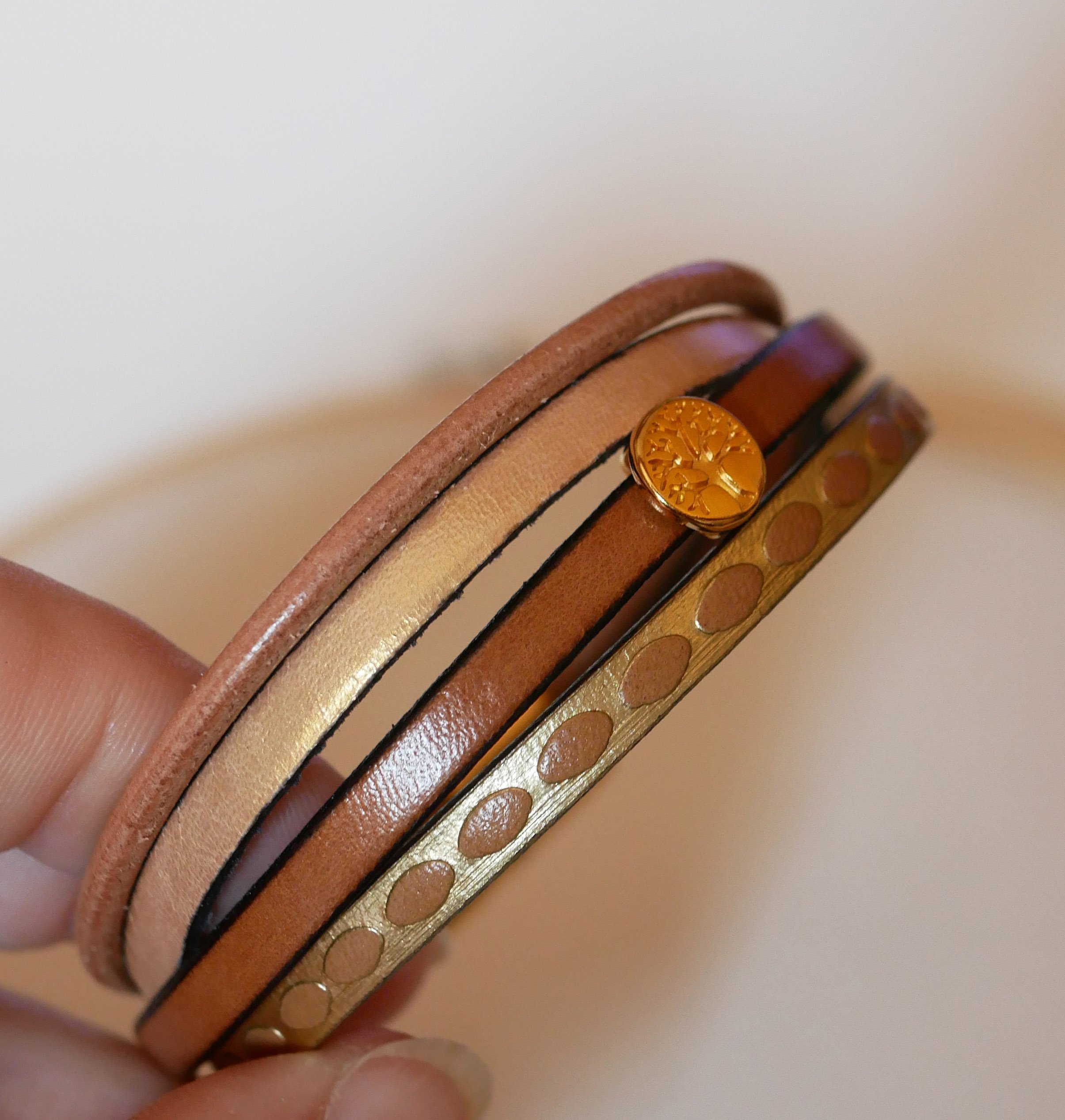 Pulseira de punho em ouro para mulher com mini cabochão da árvore da vida