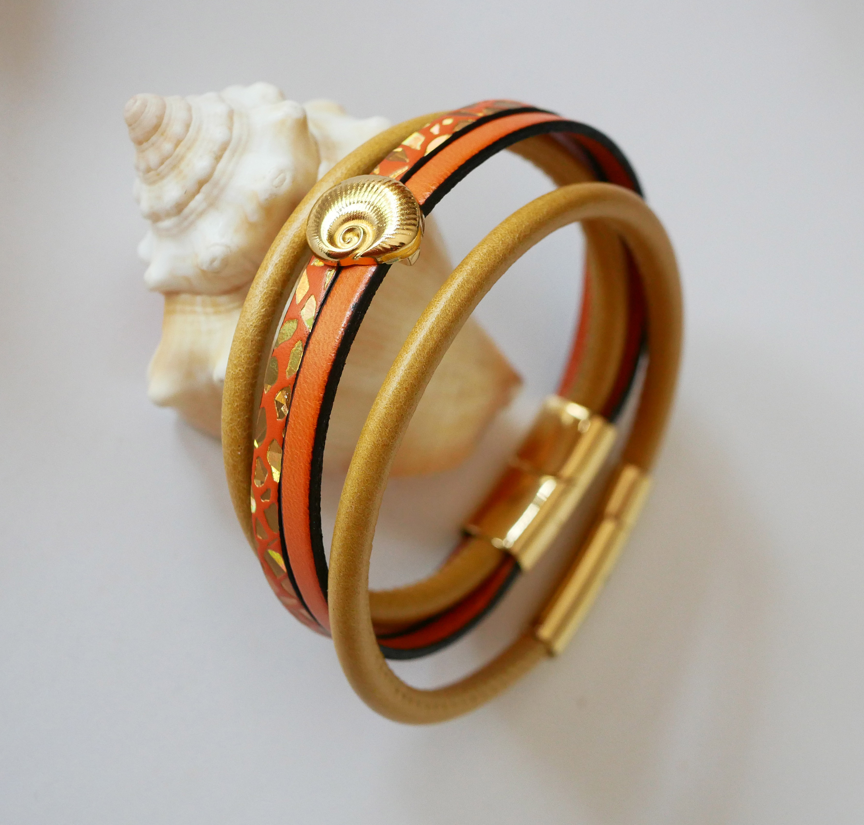 Pulseira de punho em ouro para mulher Concha dourada e laranja