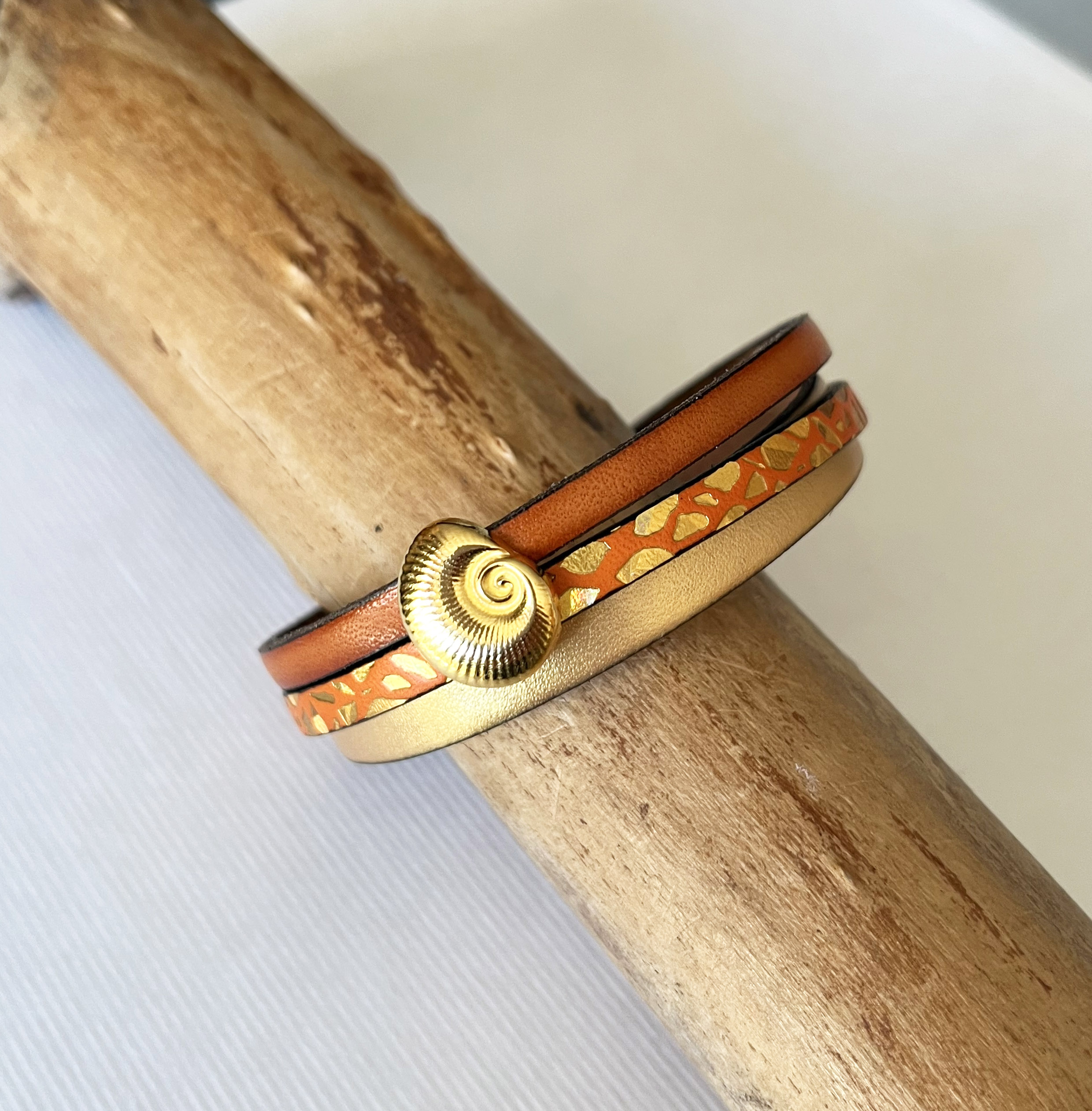 Pulseira de punho em ouro para mulher Concha dourada e laranja