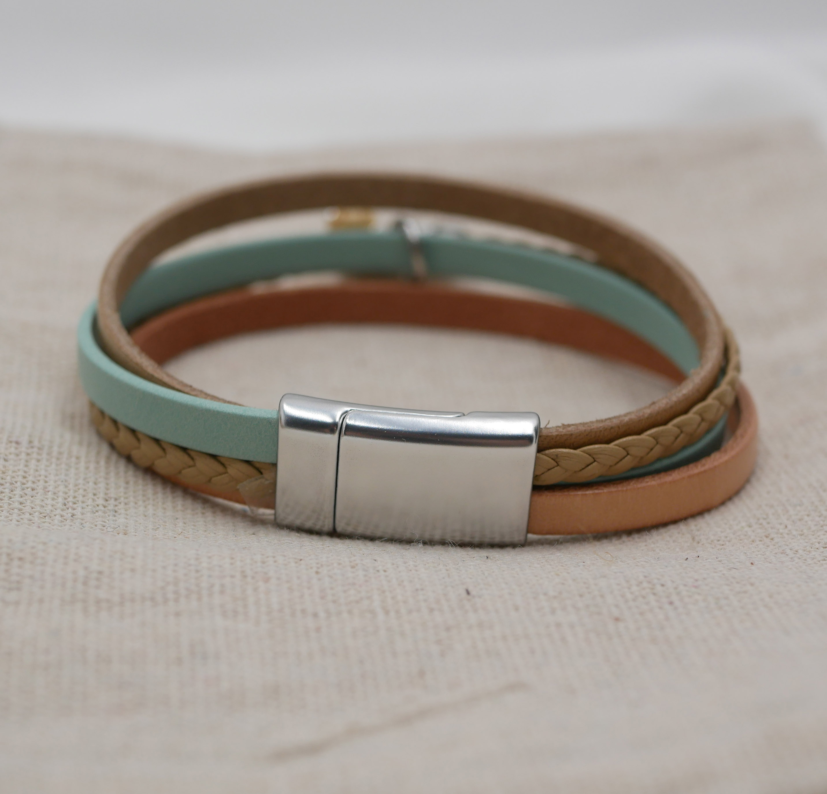 Pulseira de punho para mulher em pele múltipla Pendente bege areia à sua escolha