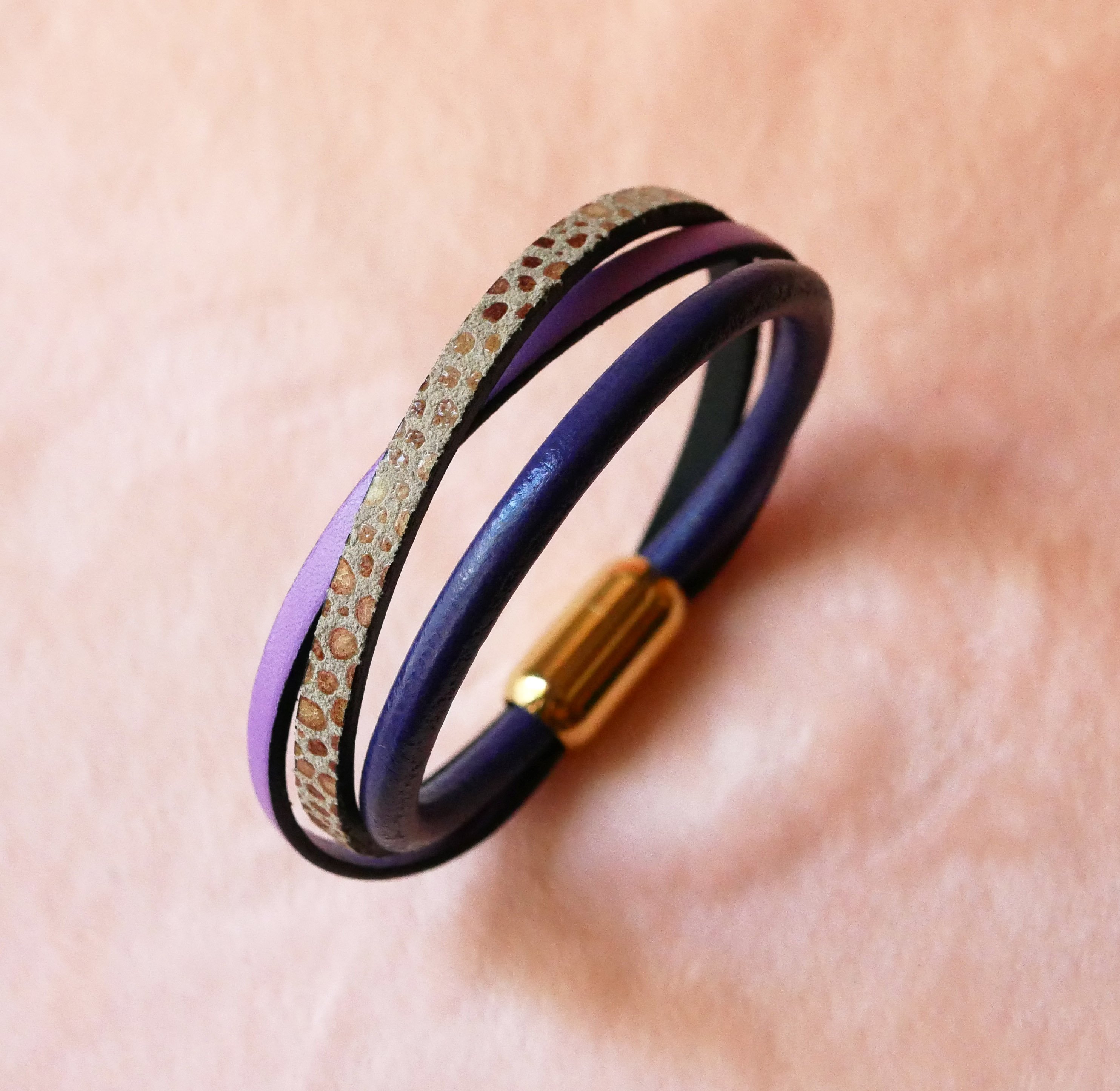 Pulseira de punho roxa e dourada em multi-couro para mulher