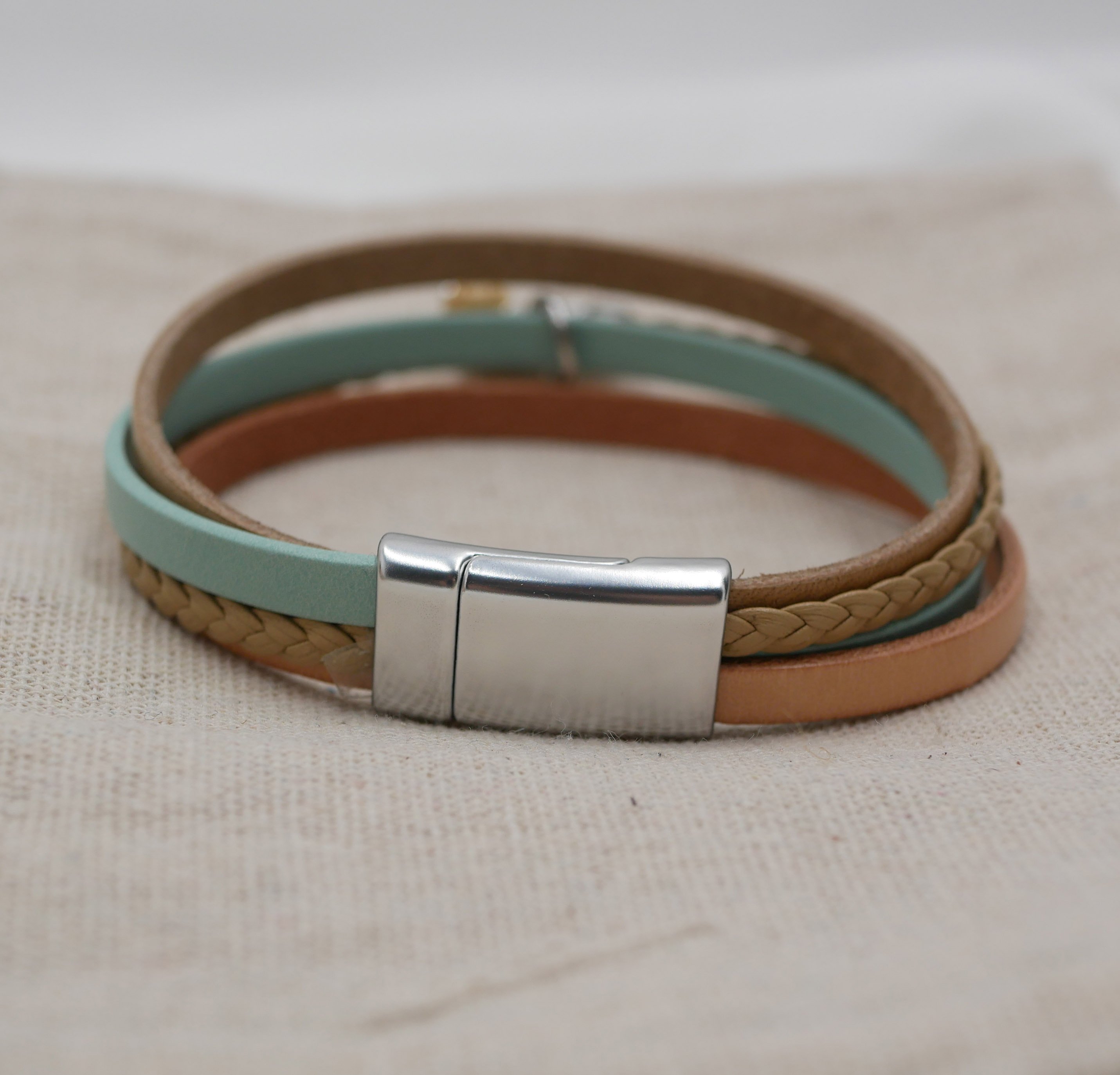 Pulseira de punho para mulher em pele múltipla Pendente bege areia à sua escolha