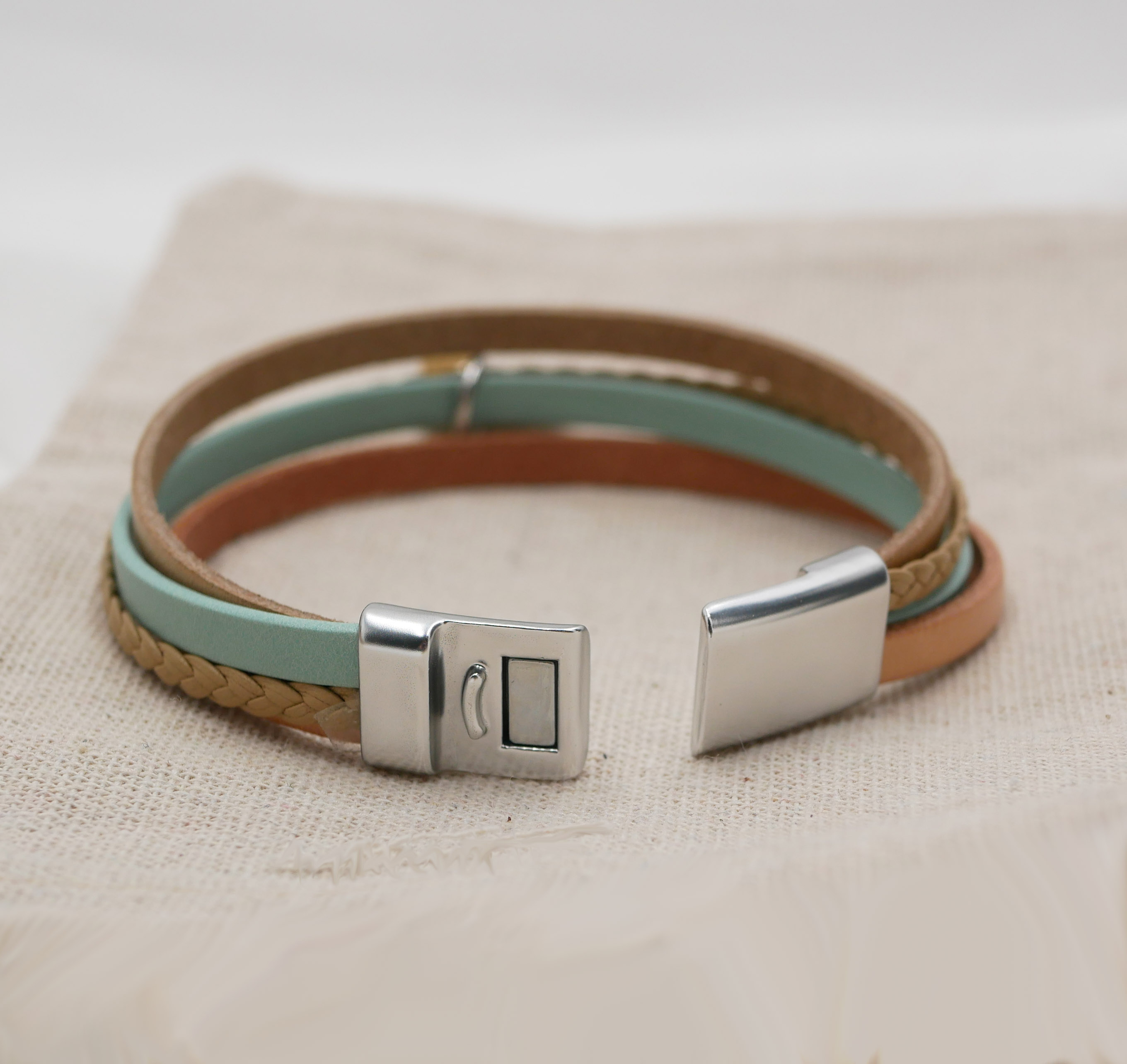 Pulseira de punho para mulher em pele múltipla Pendente bege areia à sua escolha