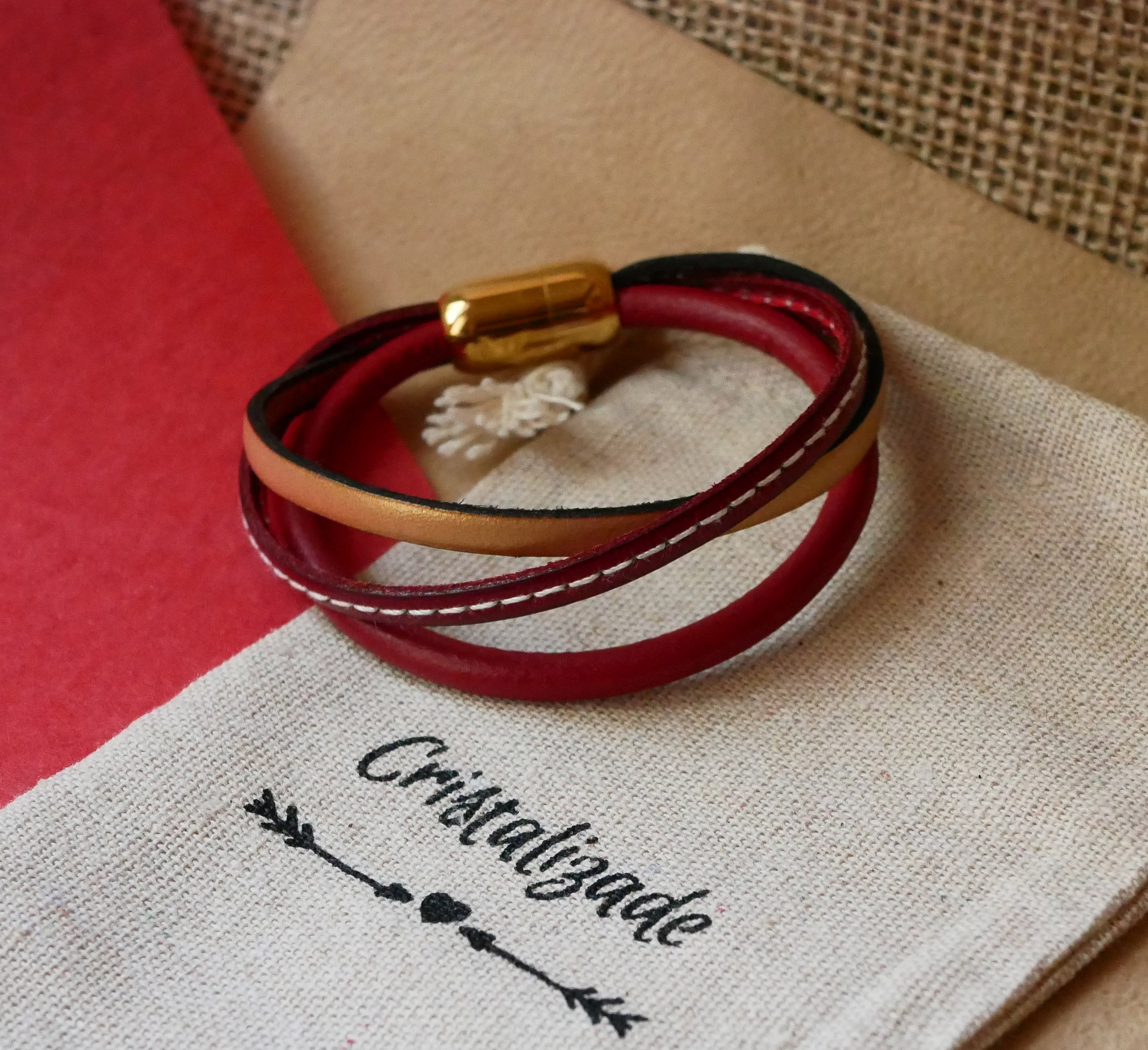 Pulseira de punho vermelha e dourada em multi-couro para mulher