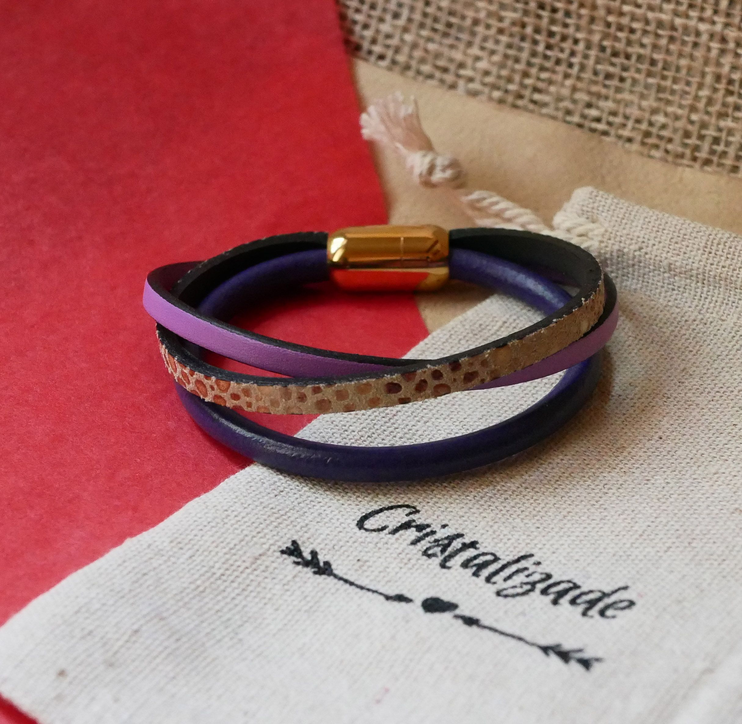 Pulseira de punho roxa e dourada em multi-couro para mulher
