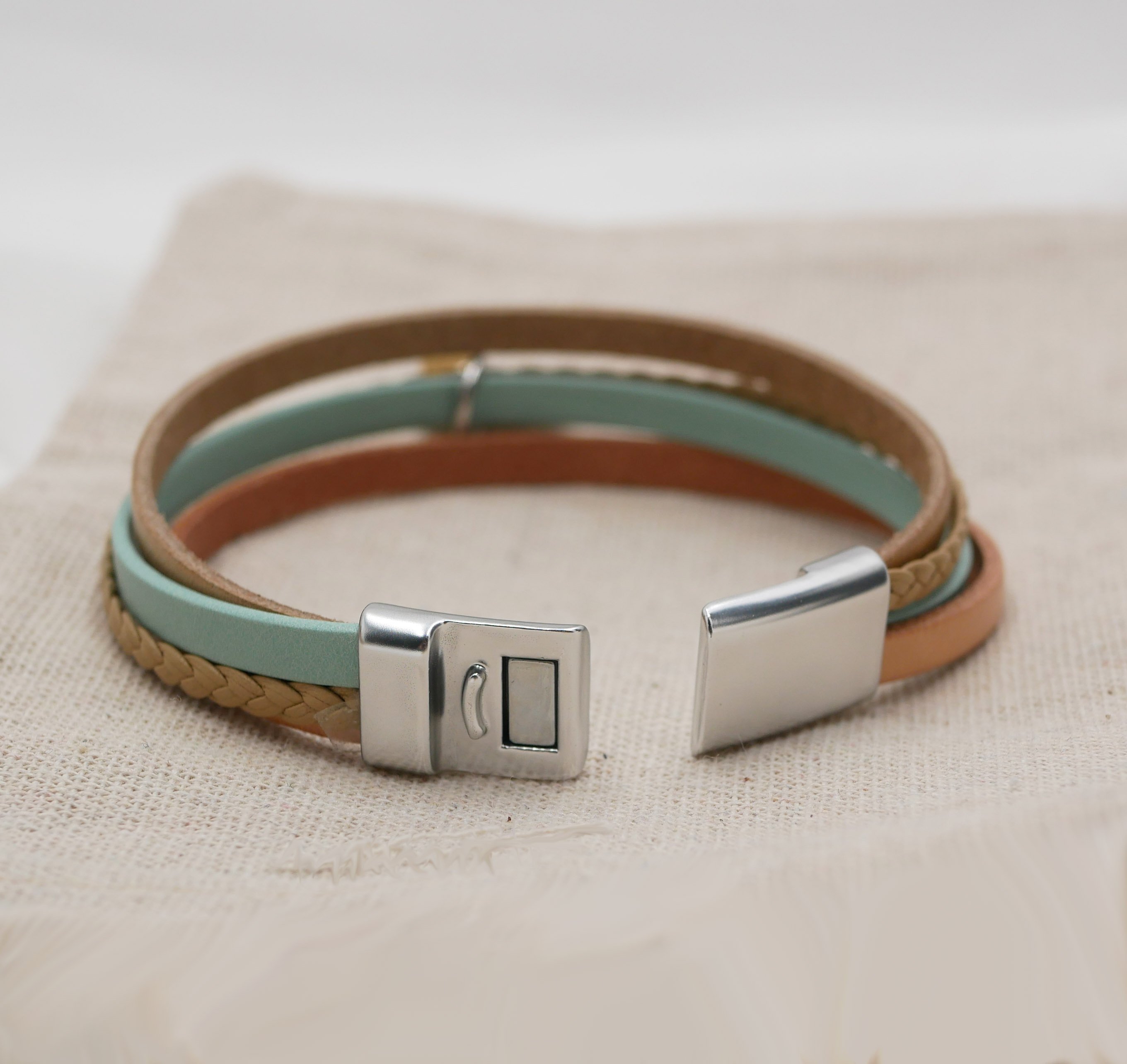 Pulseira de punho para mulher em pele múltipla Pendente bege areia à sua escolha