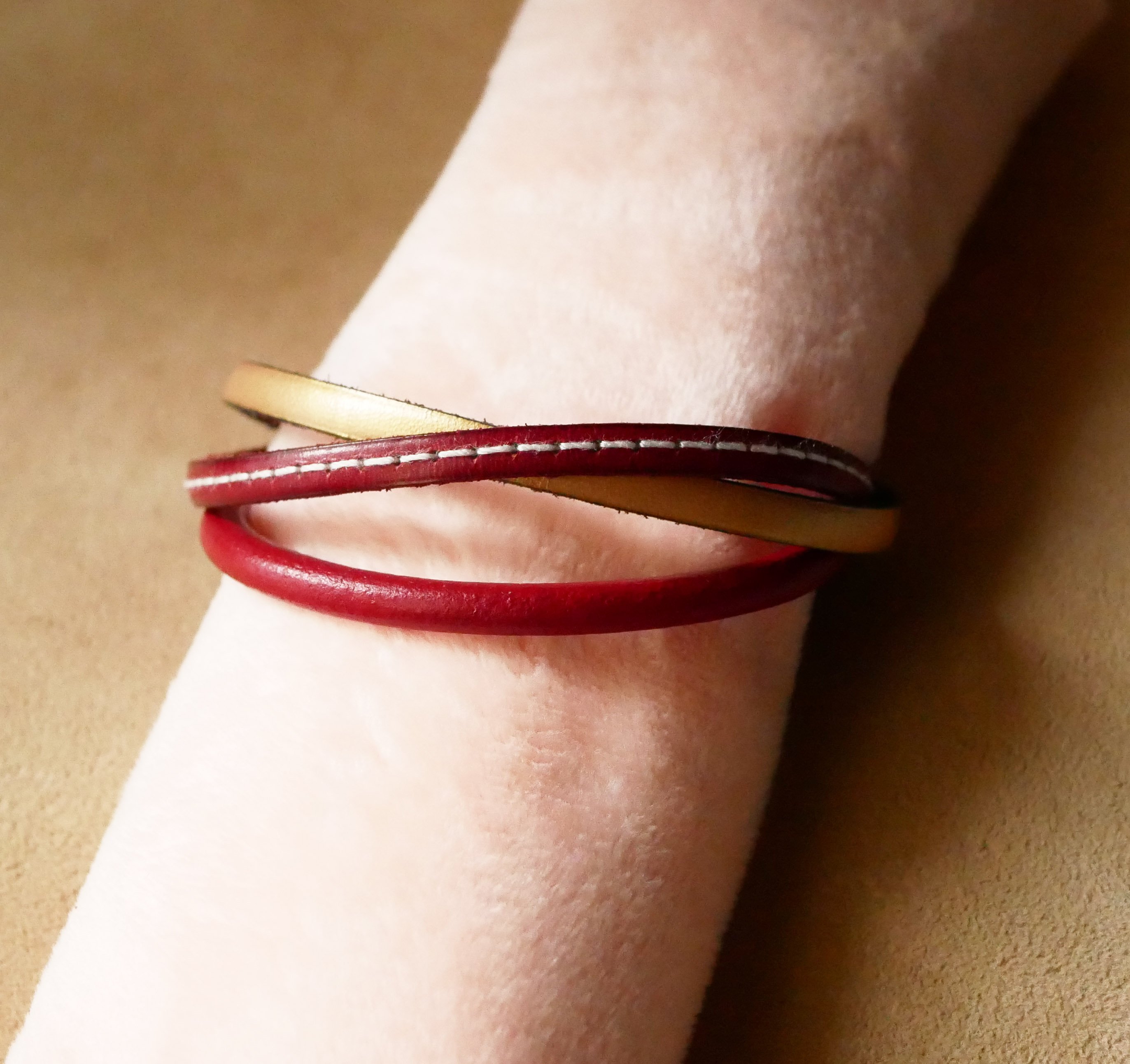 Pulseira de punho vermelha e dourada em multi-couro para mulher