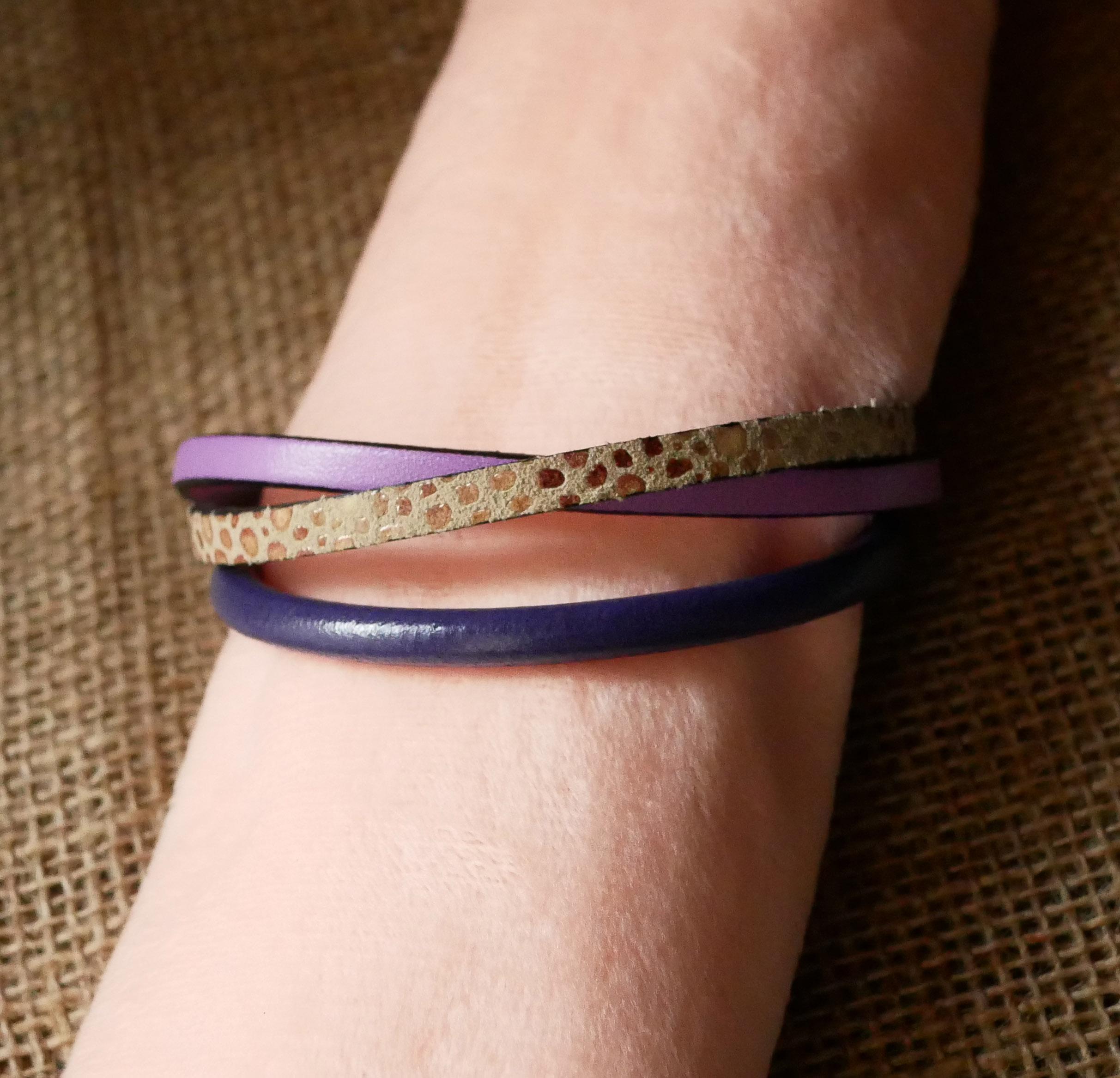 Pulseira de punho roxa e dourada em multi-couro para mulher