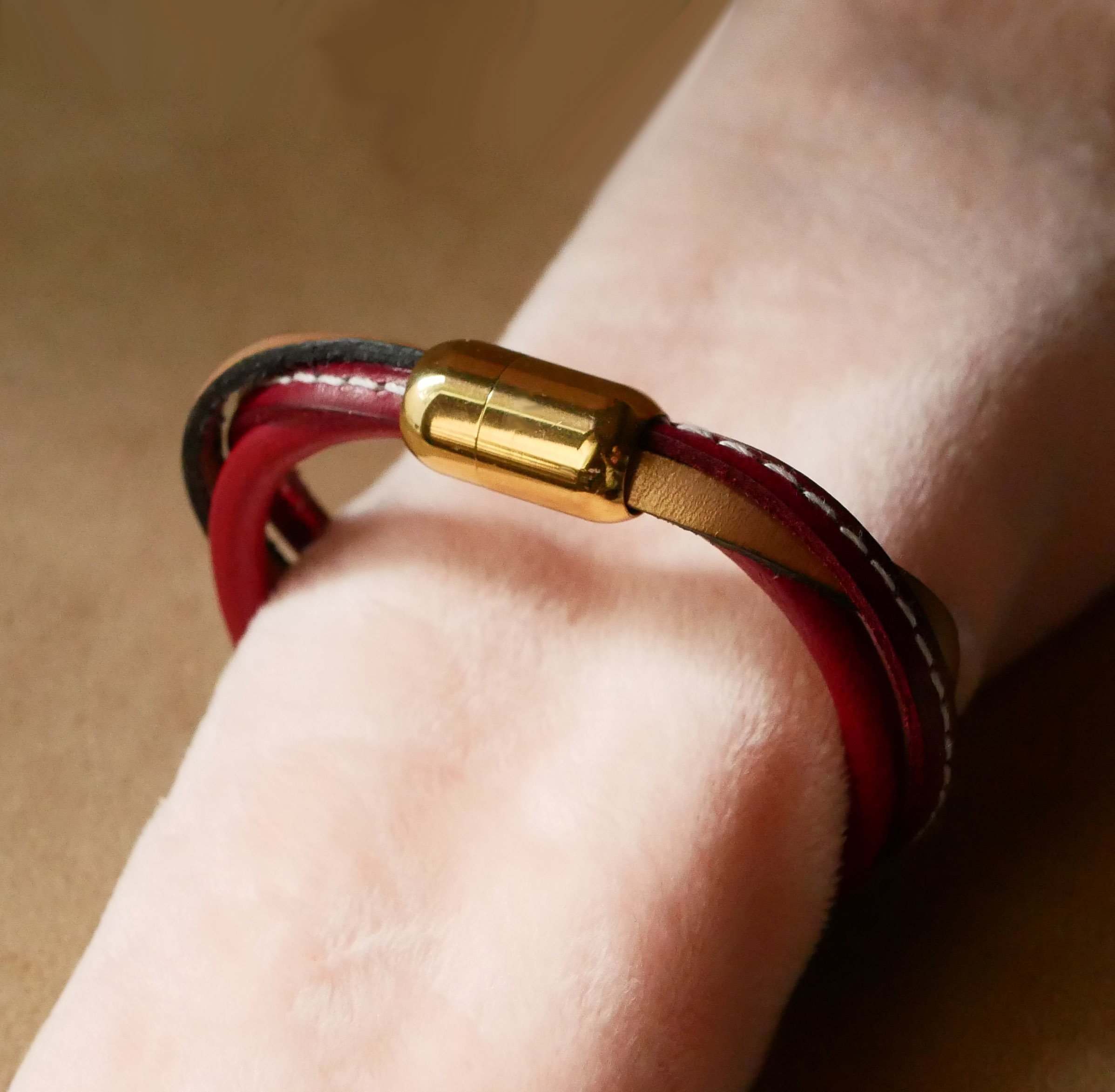 Pulseira de punho vermelha e dourada em multi-couro para mulher