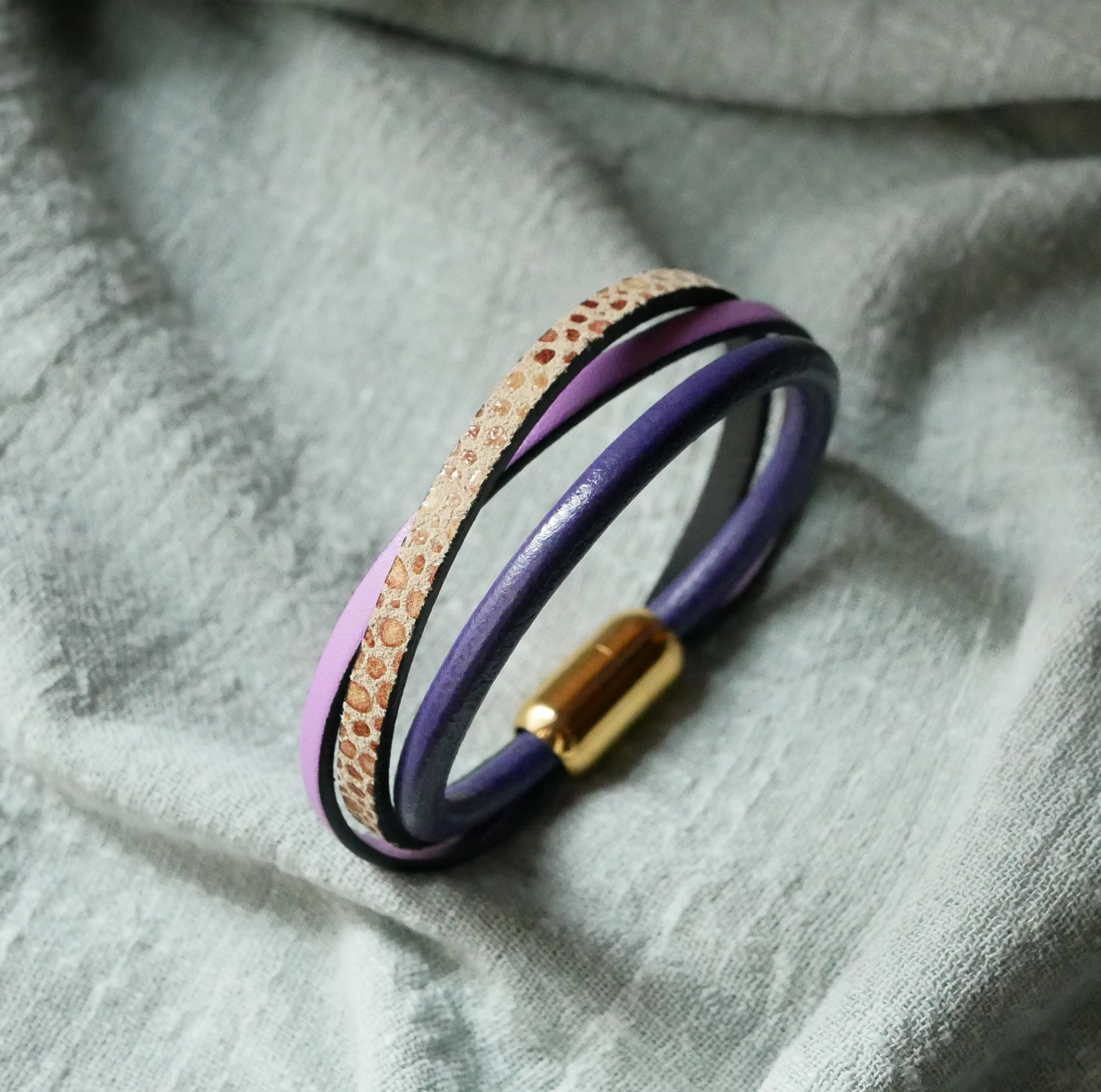 Pulseira de punho roxa e dourada em multi-couro para mulher