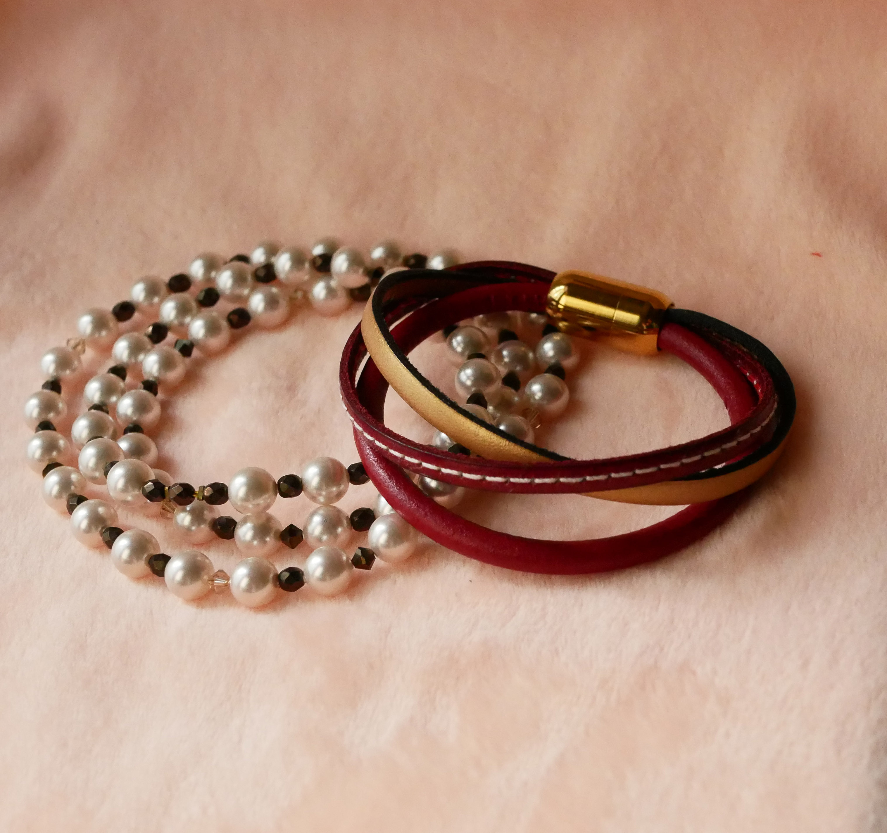 Pulseira de punho vermelha e dourada em multi-couro para mulher