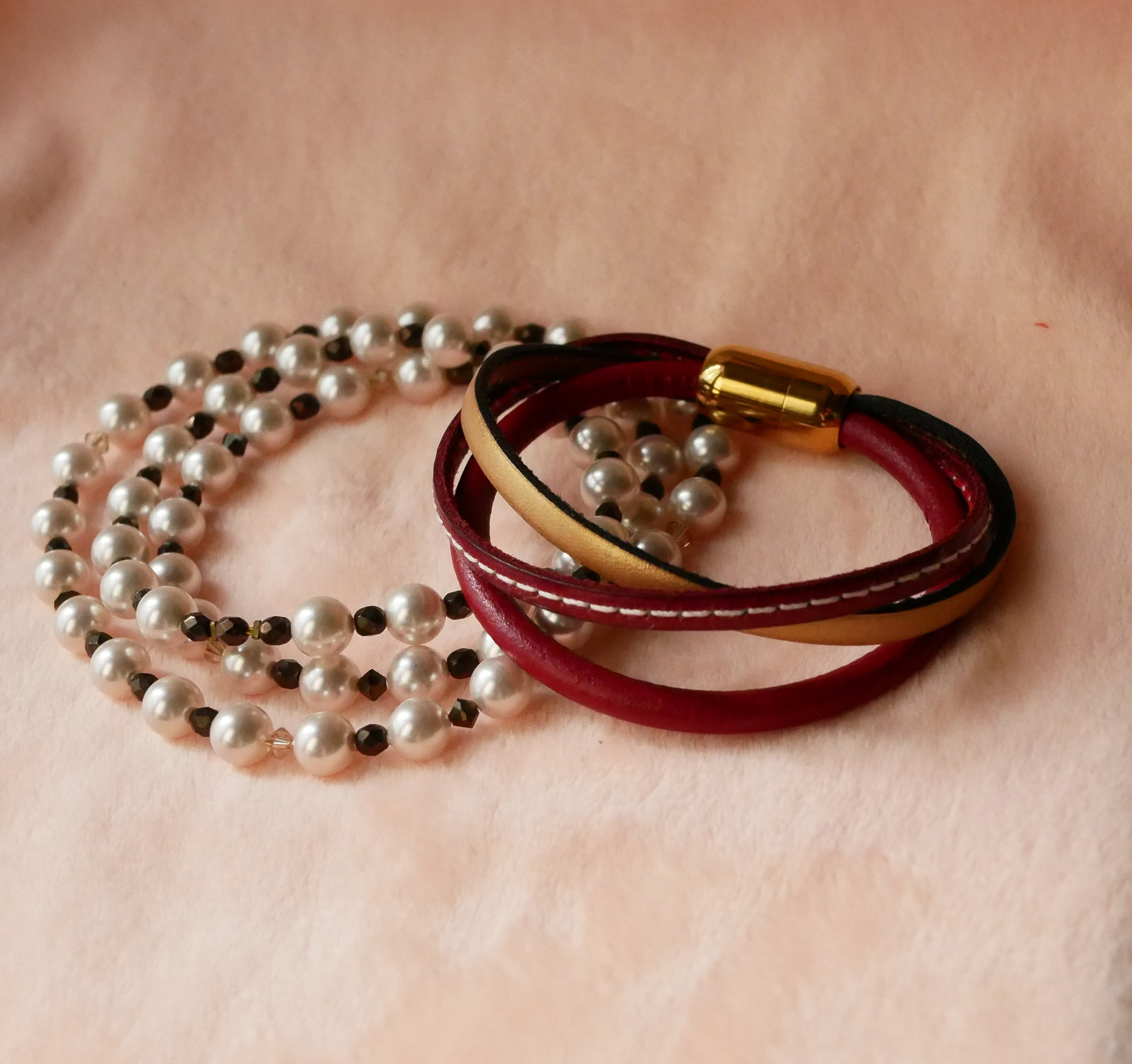 Pulseira de punho vermelha e dourada em multi-couro para mulher