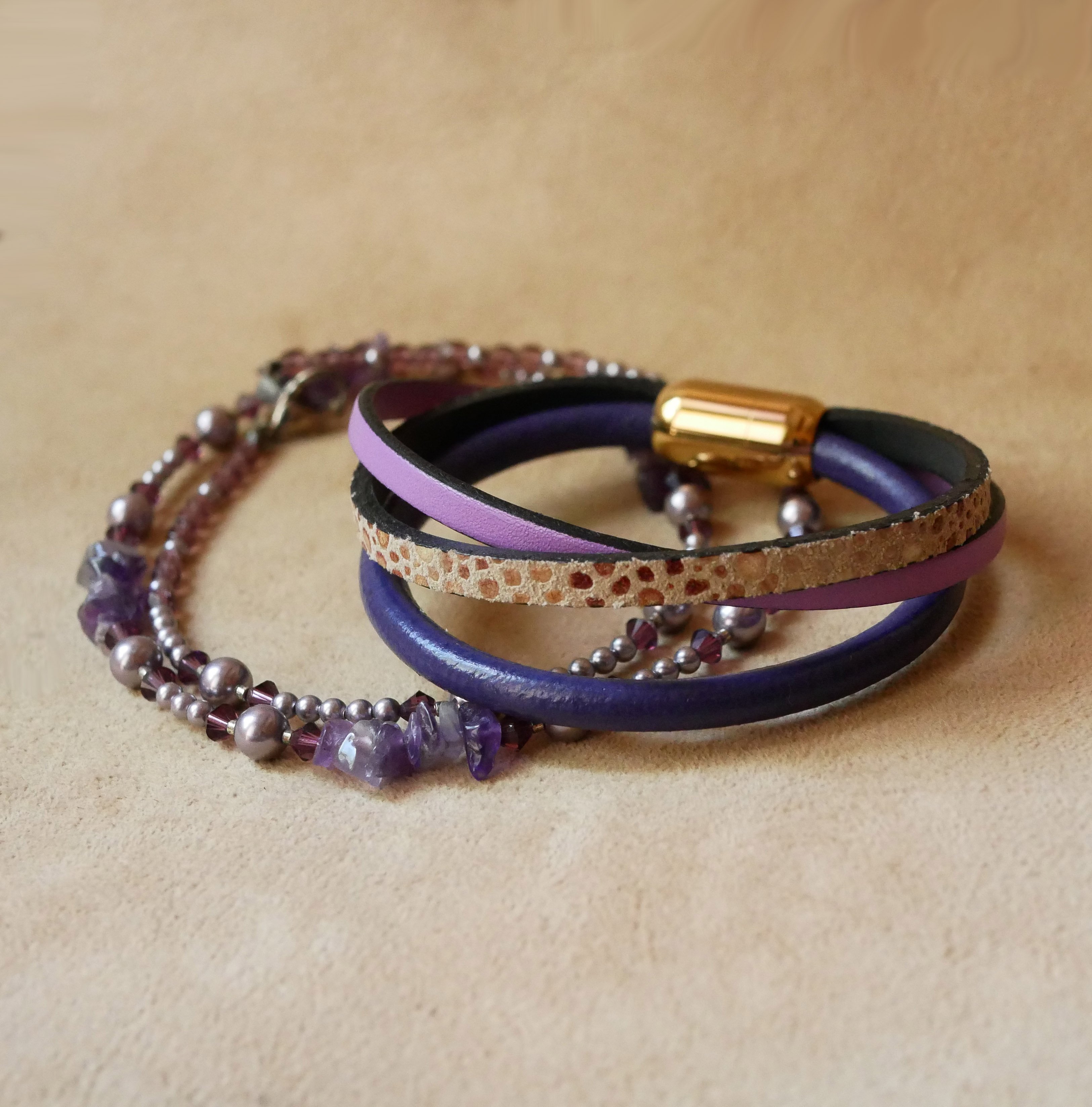Pulseira de punho roxa e dourada em multi-couro para mulher