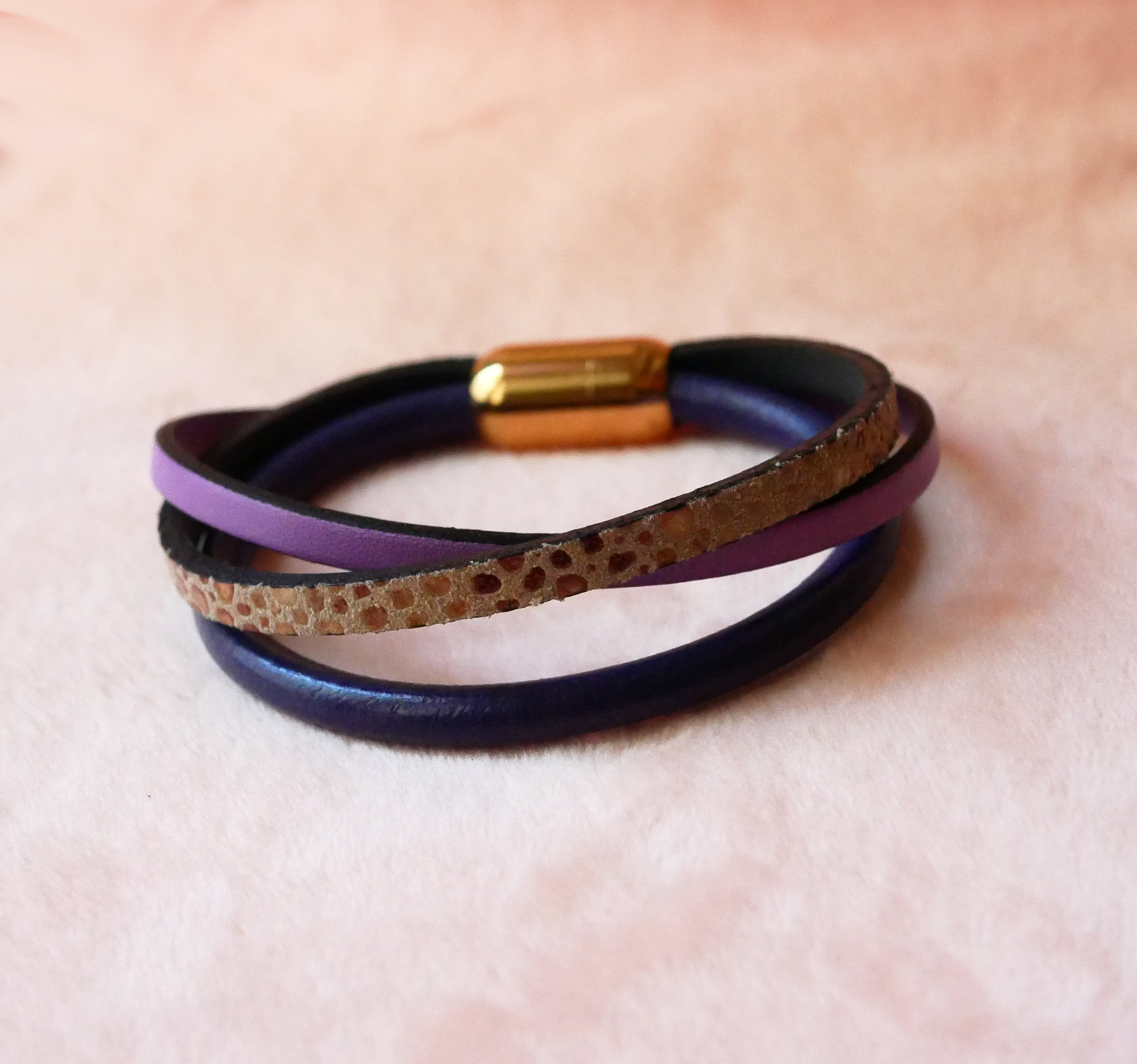 Pulseira de punho roxa e dourada em multi-couro para mulher