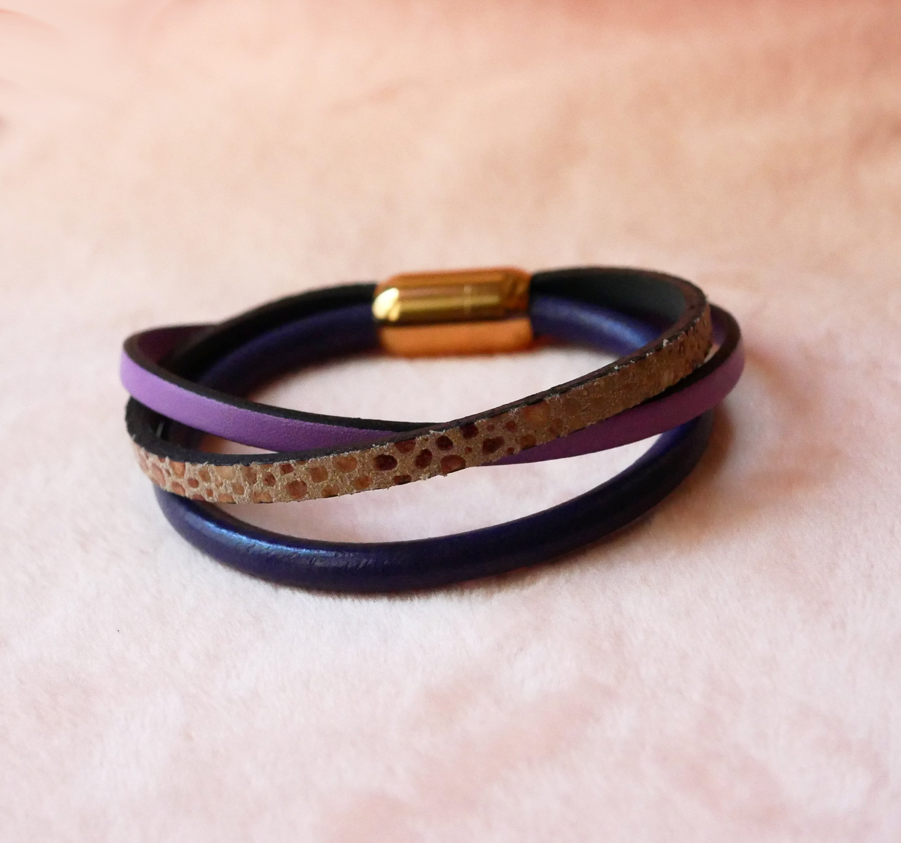 Pulseira de punho roxa e dourada em multi-couro para mulher