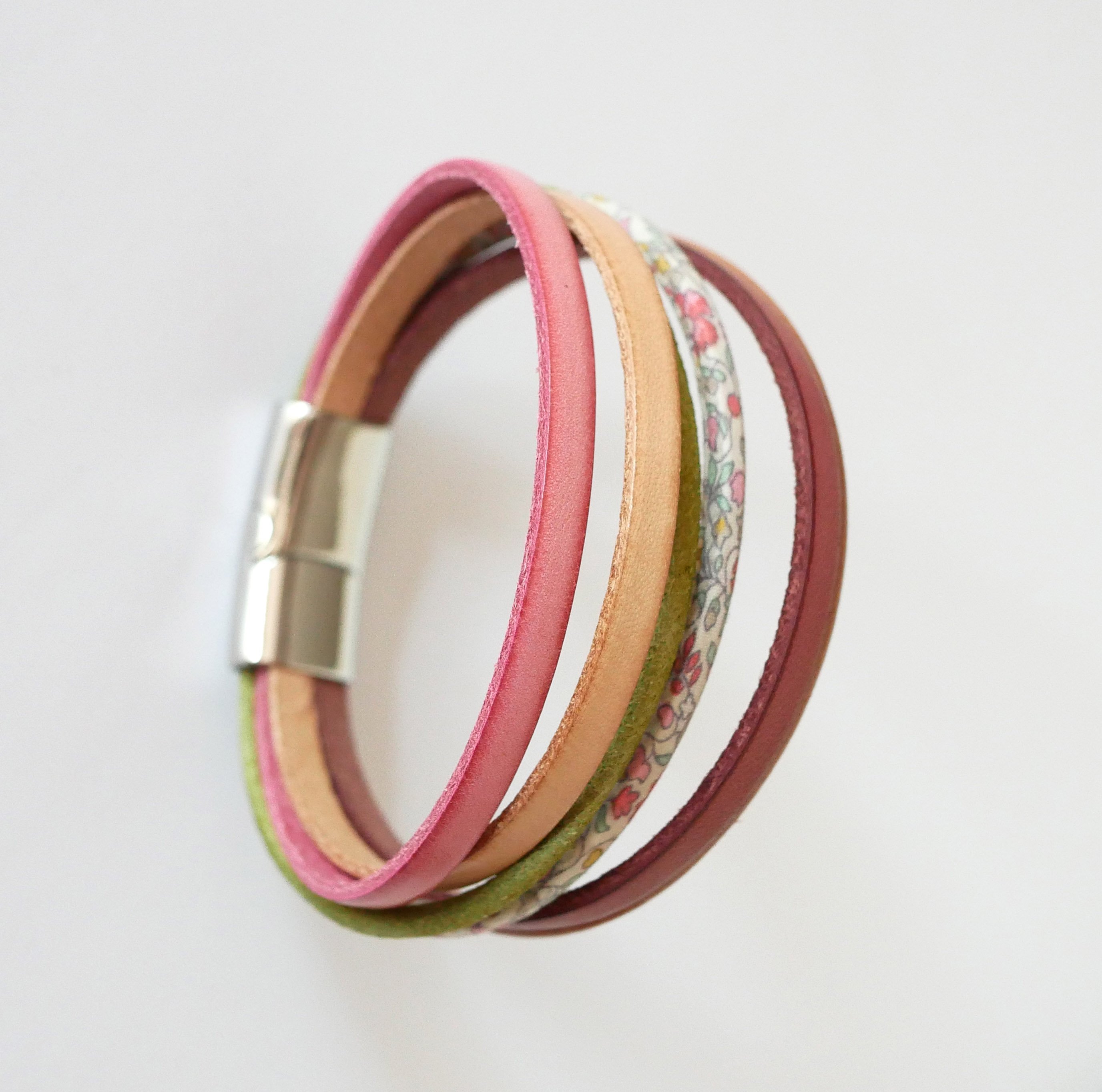 Pulseira de punho em pele pastel e cord&atilde;o floral Liberty