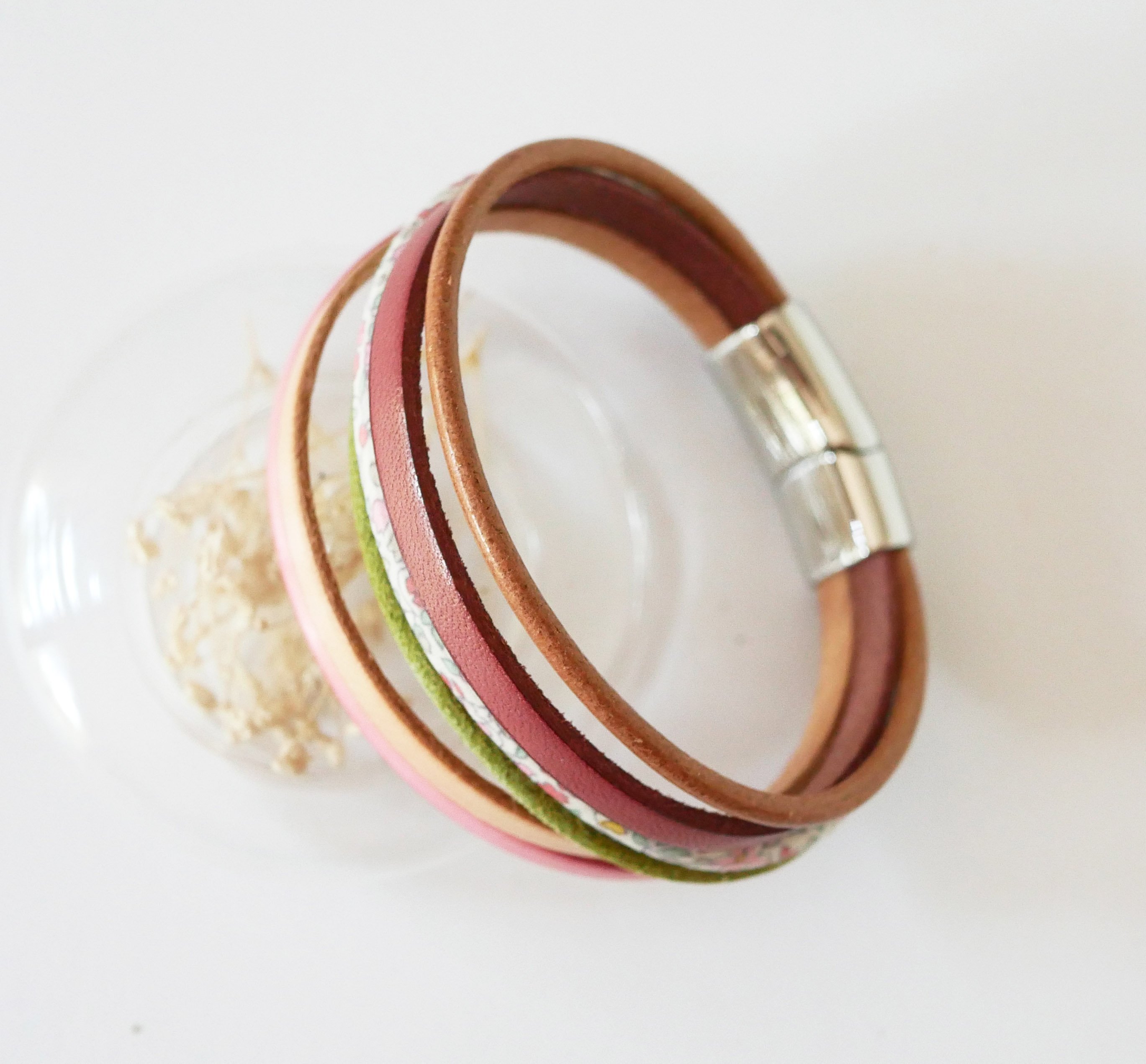 Pulseira de punho em pele pastel e cord&atilde;o floral Liberty