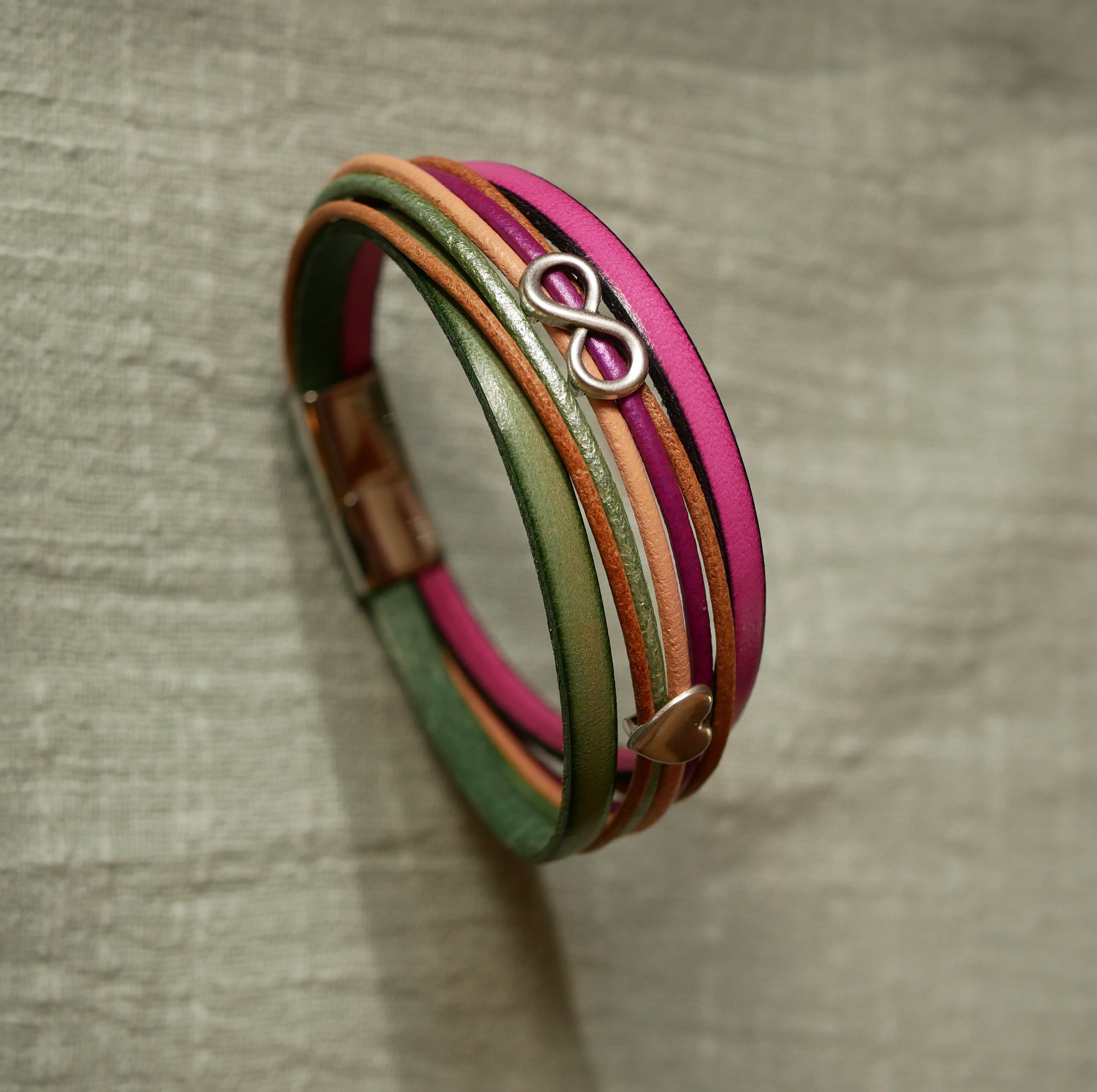Pulseira de couro fúcsia com 2 argolas prateadas