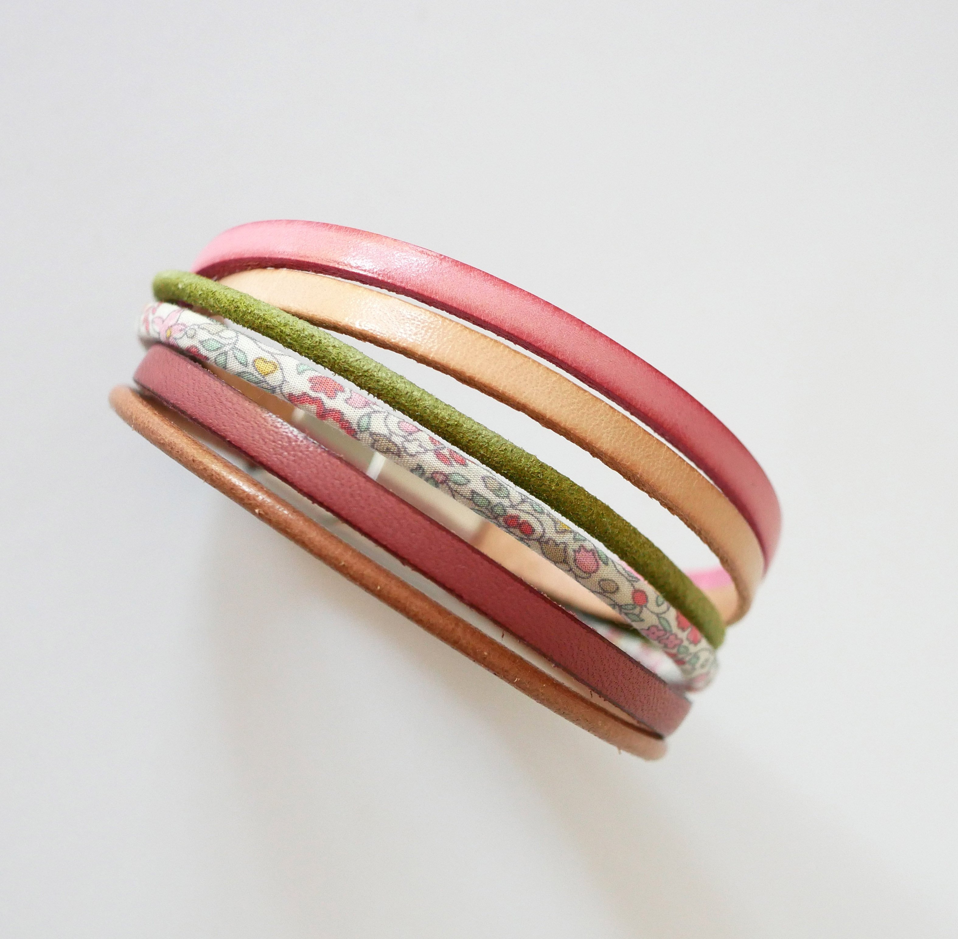 Pulseira de punho em pele pastel e cord&atilde;o floral Liberty