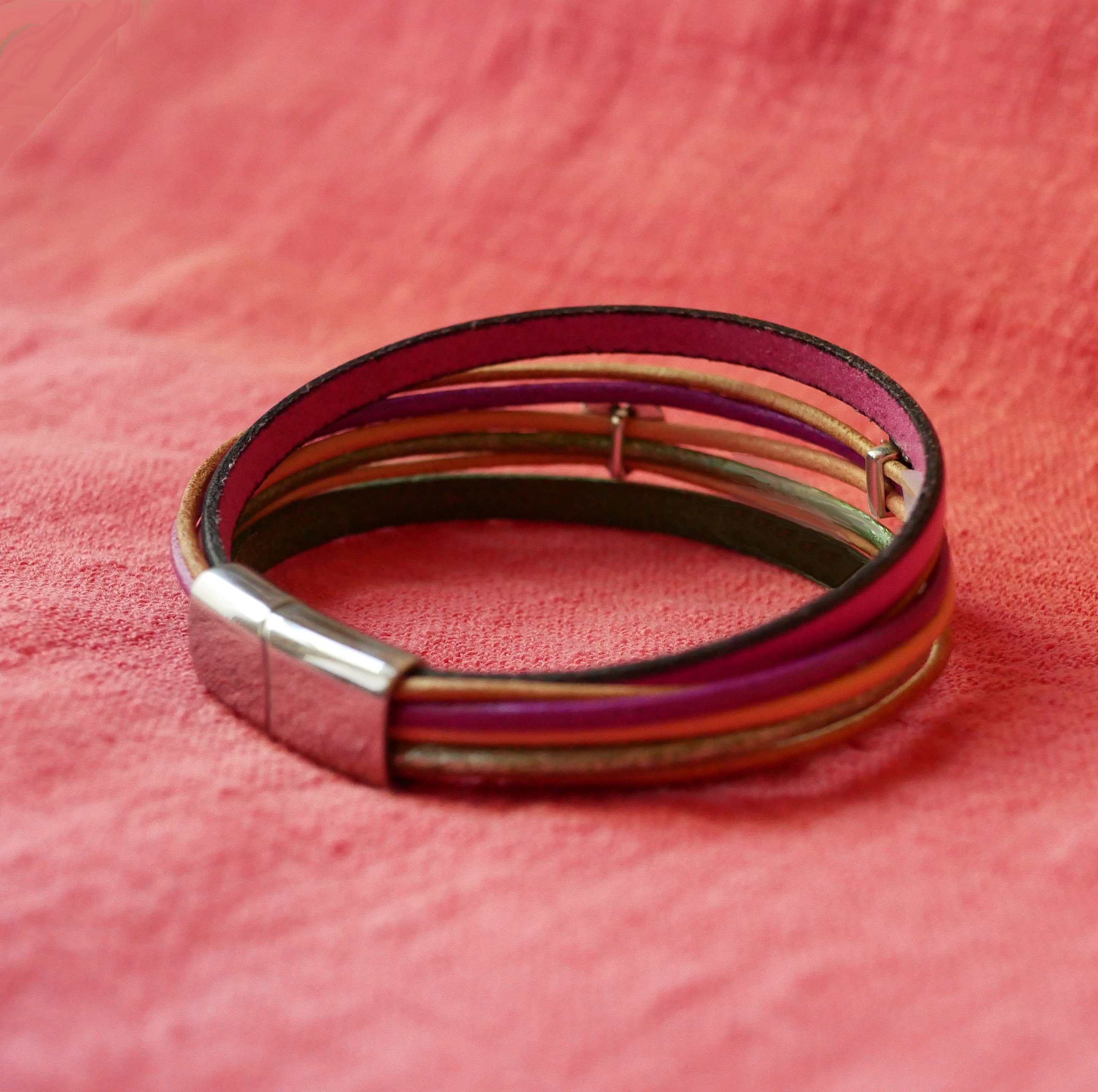 Pulseira de couro f&uacute;csia com 2 argolas prateadas