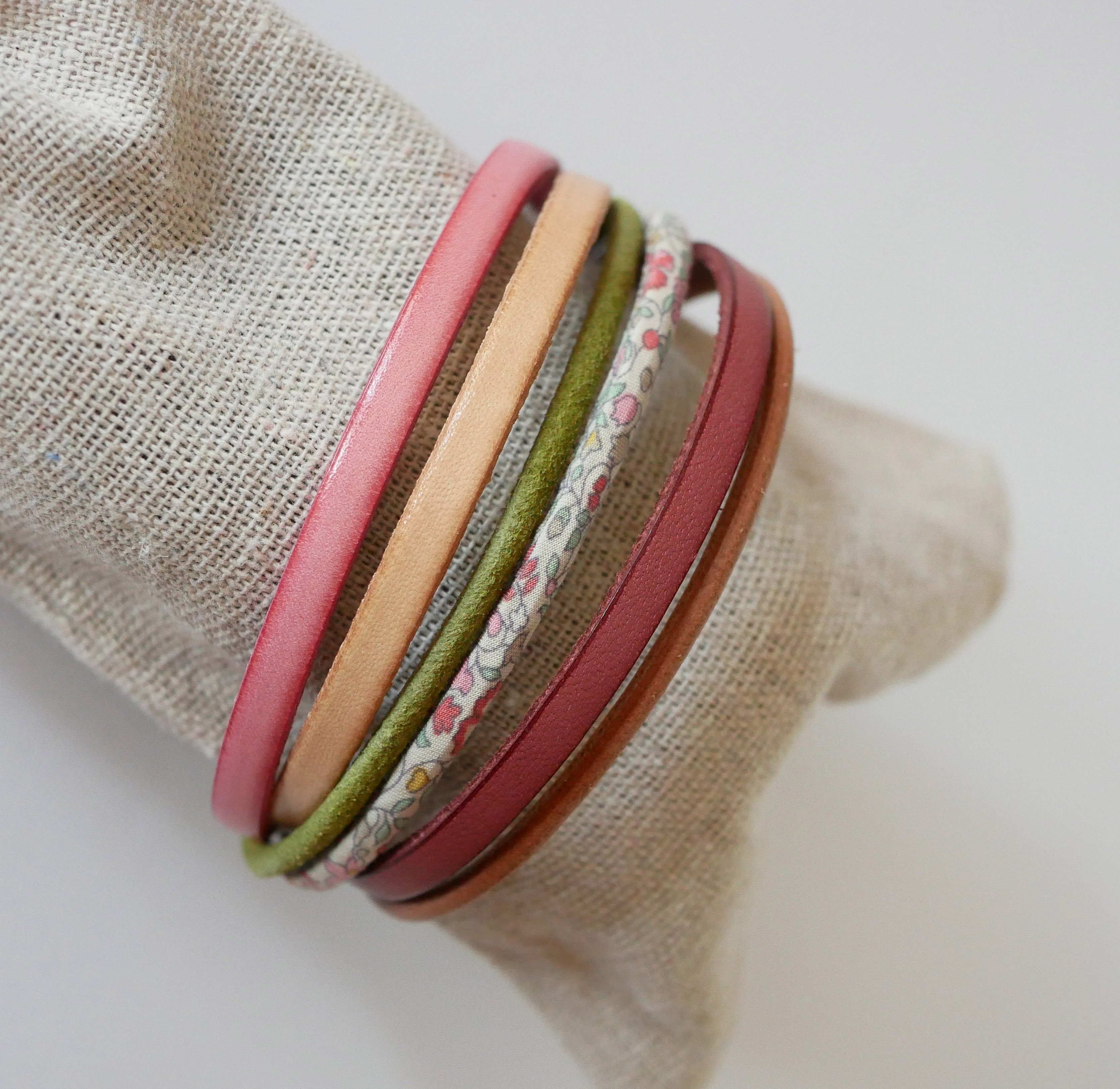 Pulseira de punho em pele pastel e cord&atilde;o floral Liberty