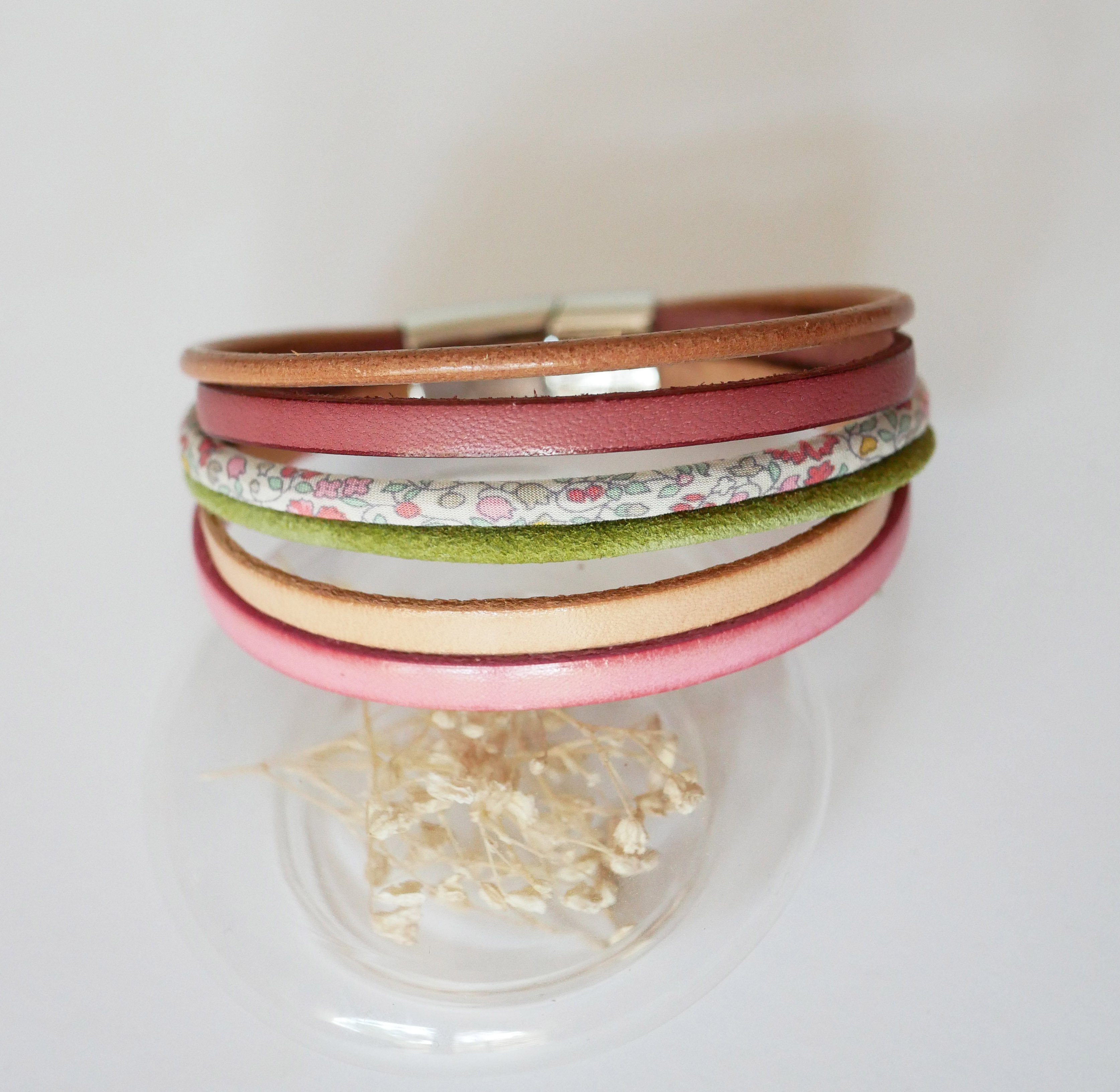 Pulseira de punho em pele pastel e cord&atilde;o floral Liberty