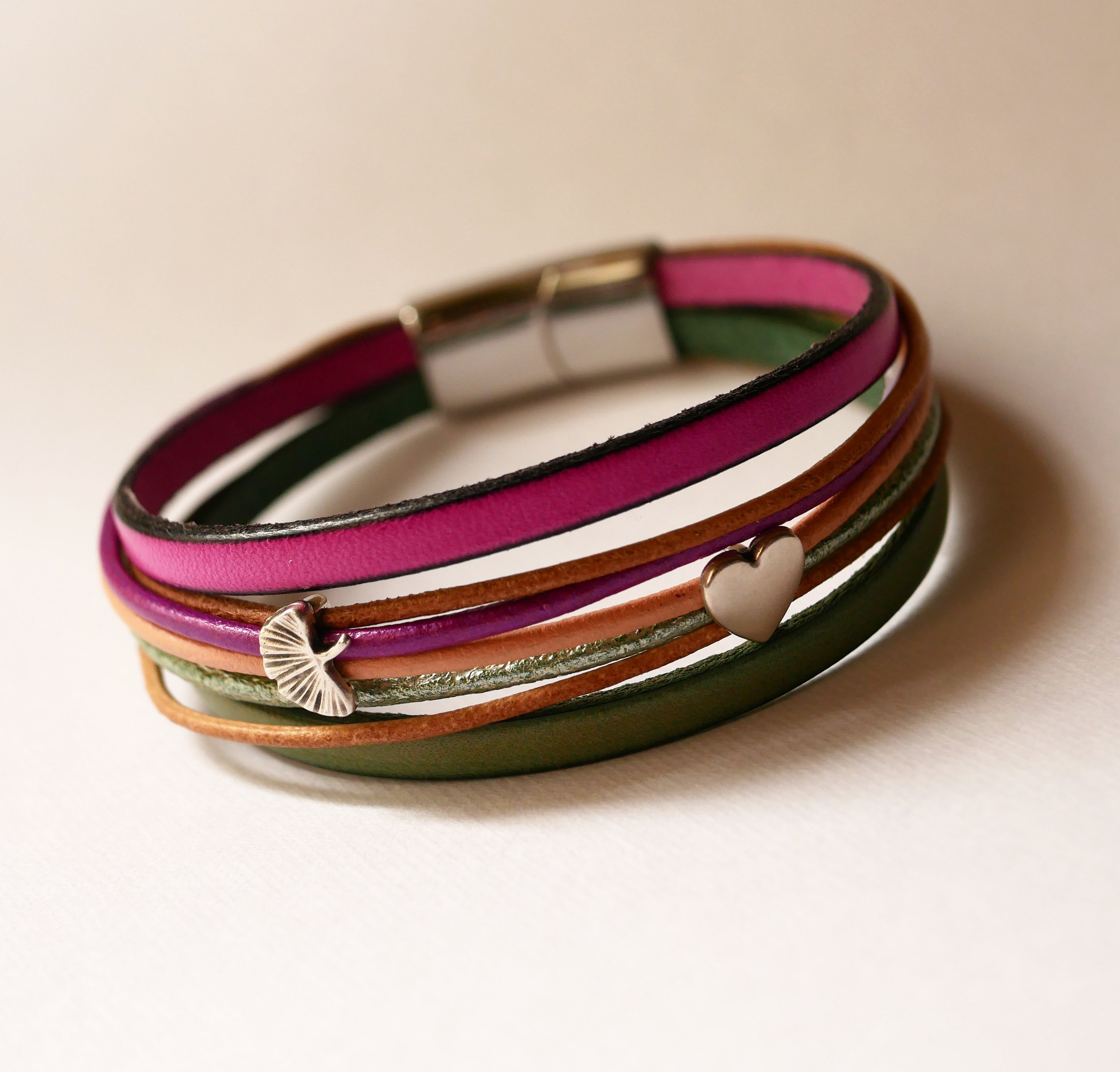 Pulseira de couro f&uacute;csia com 2 argolas prateadas