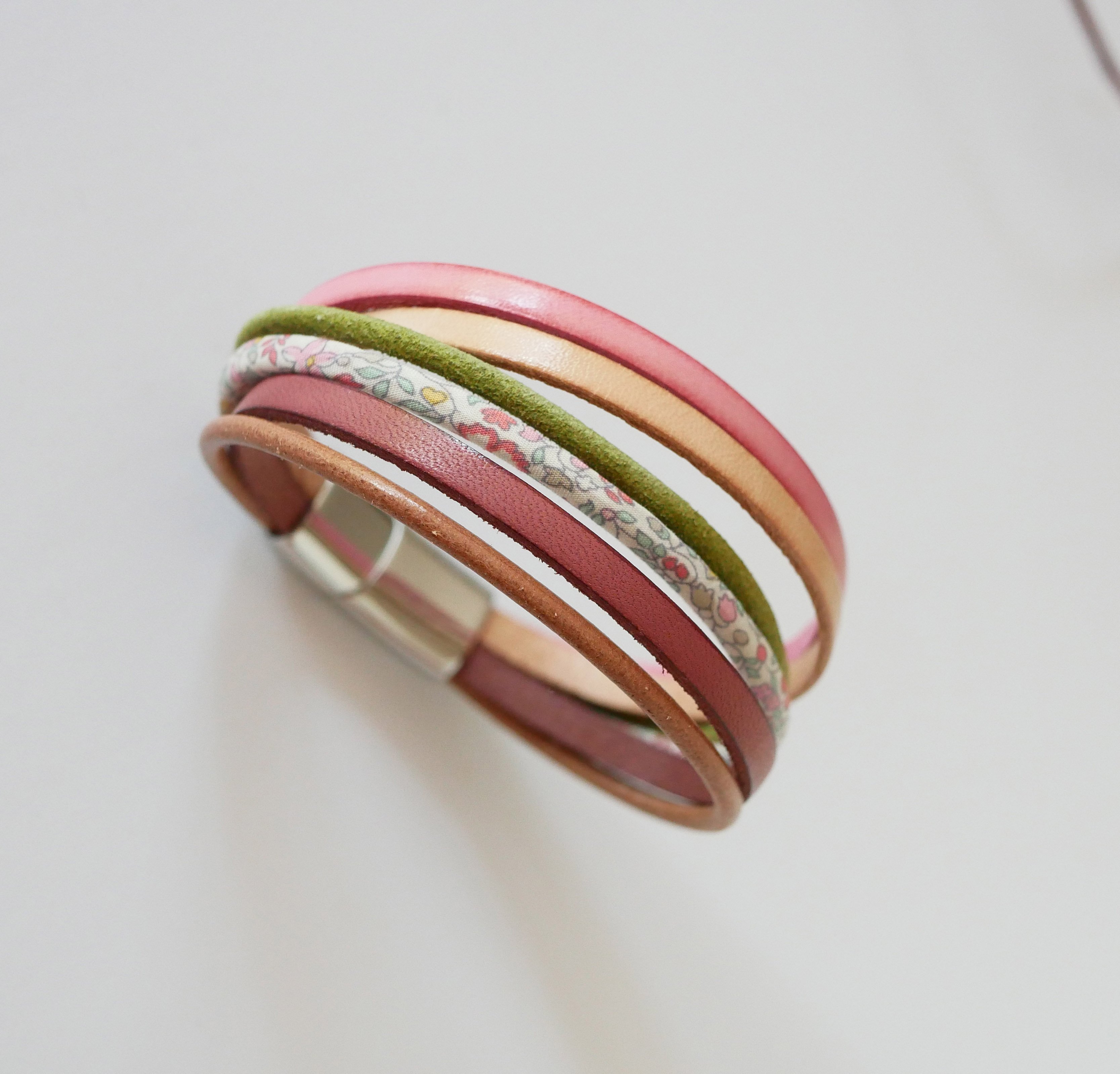 Pulseira de punho em pele pastel e cord&atilde;o floral Liberty