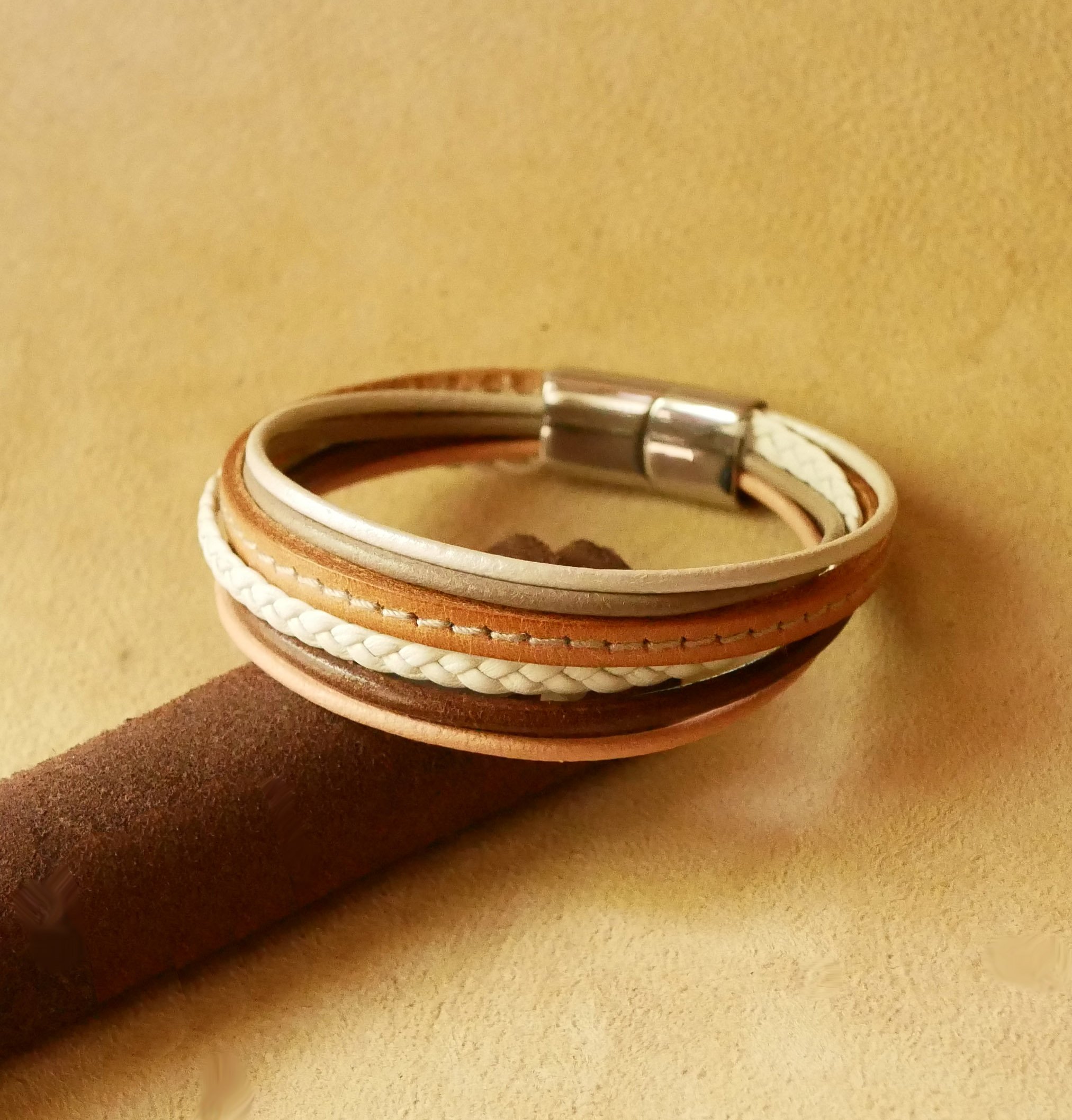 Pulseira de punho em pele para mulher em tons de bege