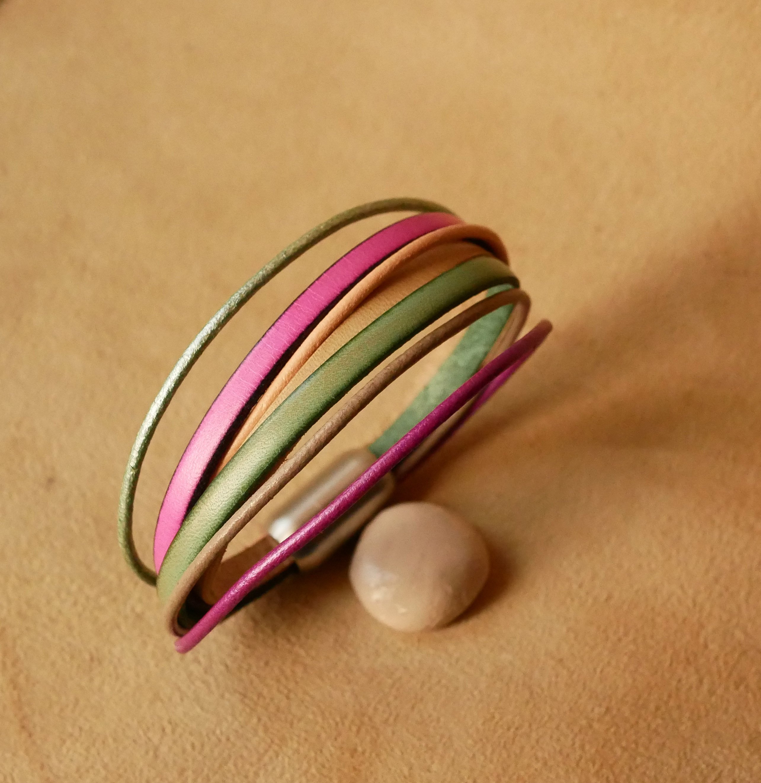 Pulseira de punho multi-couro para mulher em tons de primavera