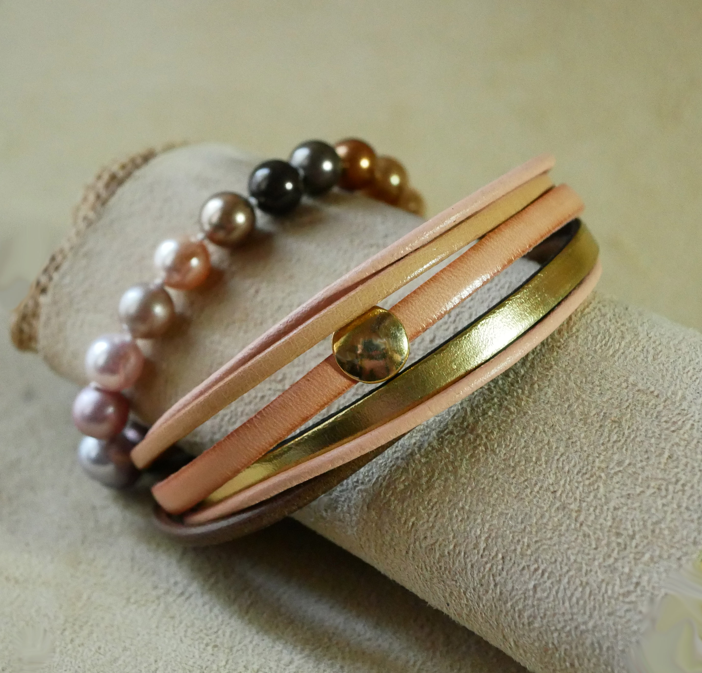 Pulseira de punho multi-couro em pêssego e ouro para mulher