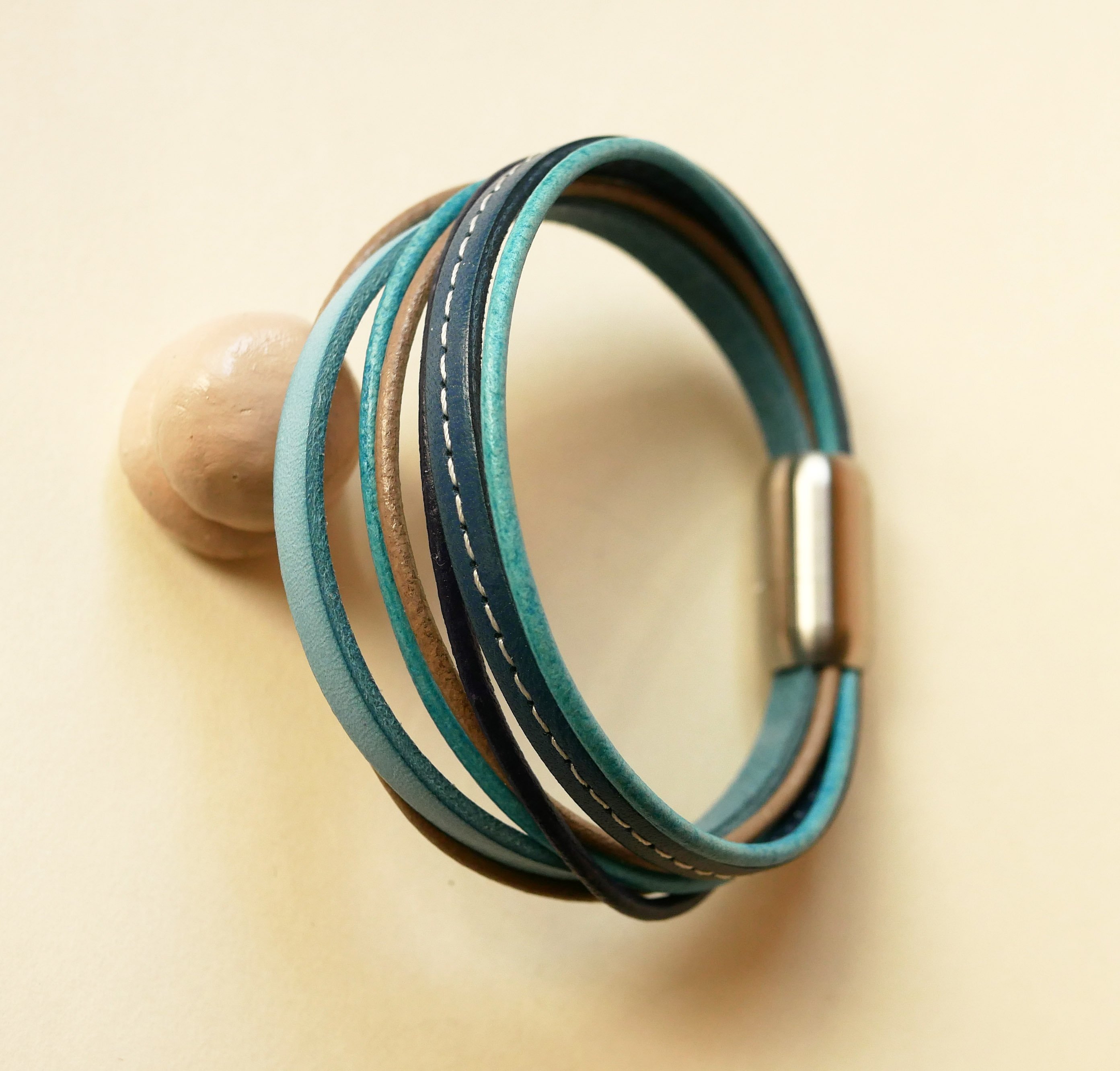Pulseira de punho em pele para mulher em tons de azul