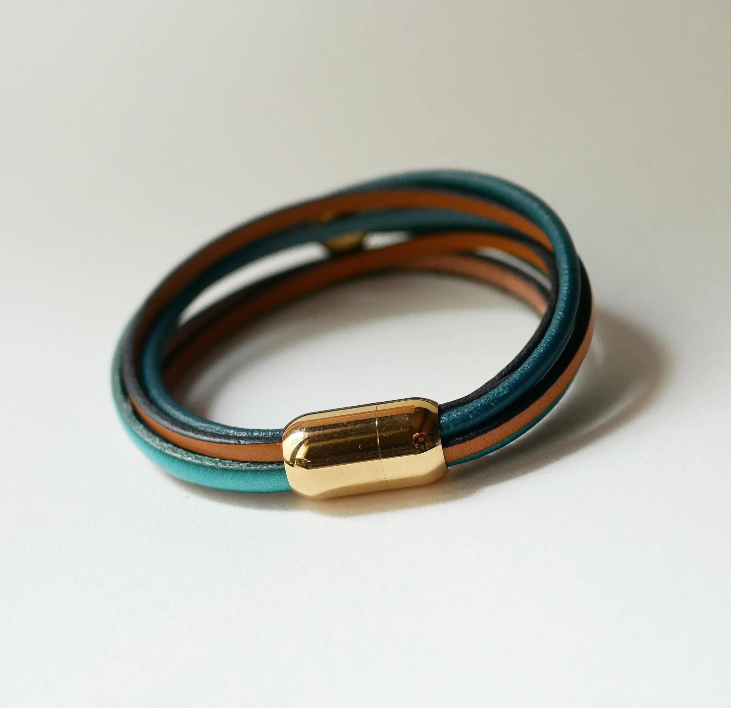 Pulseira de punho em pele azul e dourada para senhora